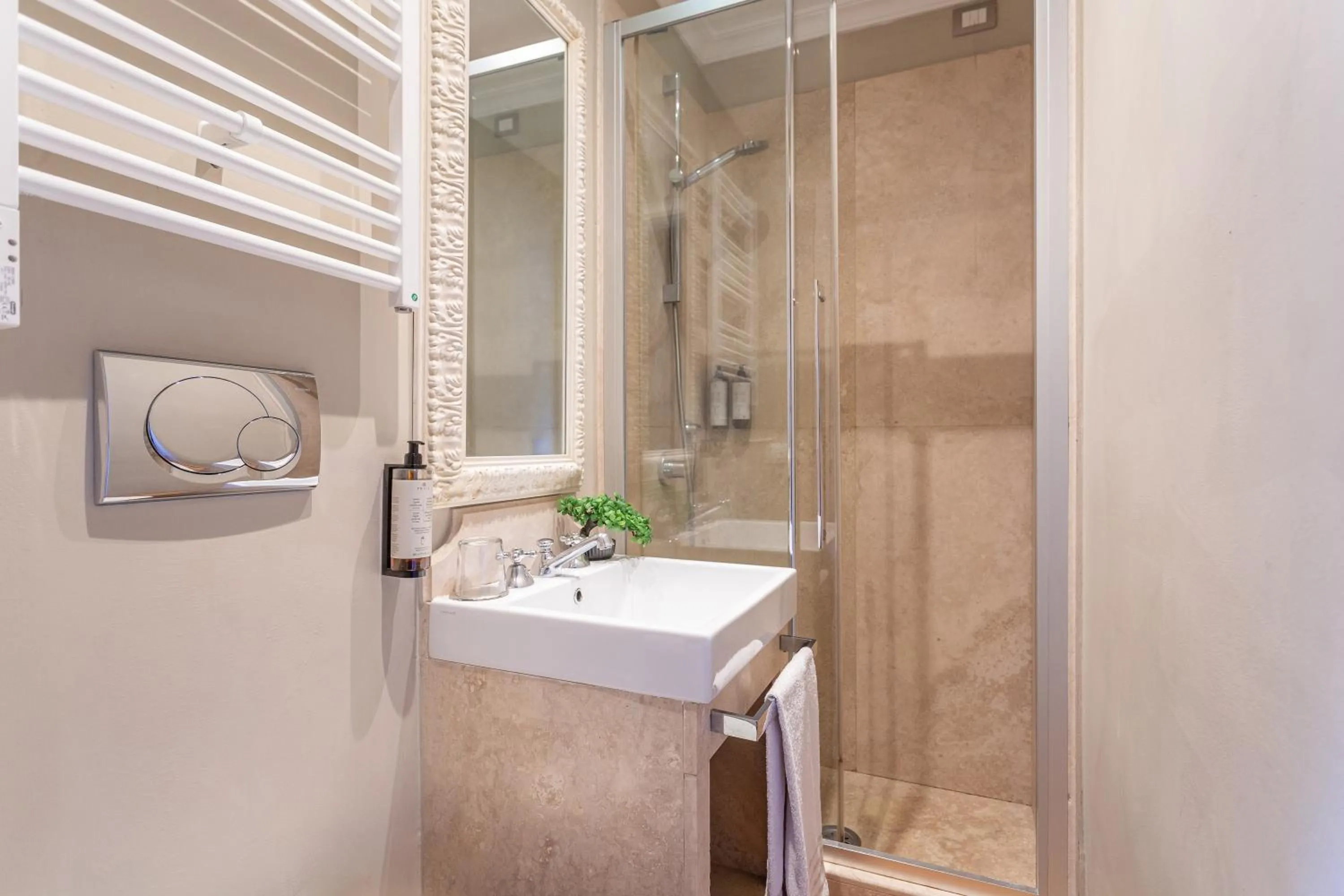 Bathroom in Hotel Parrasio