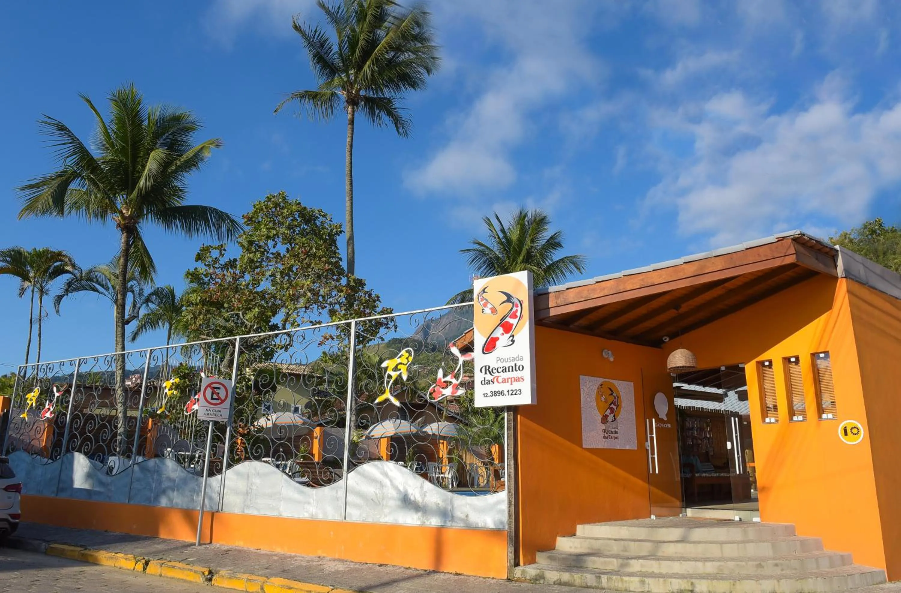 Facade/entrance in Recanto das Carpas