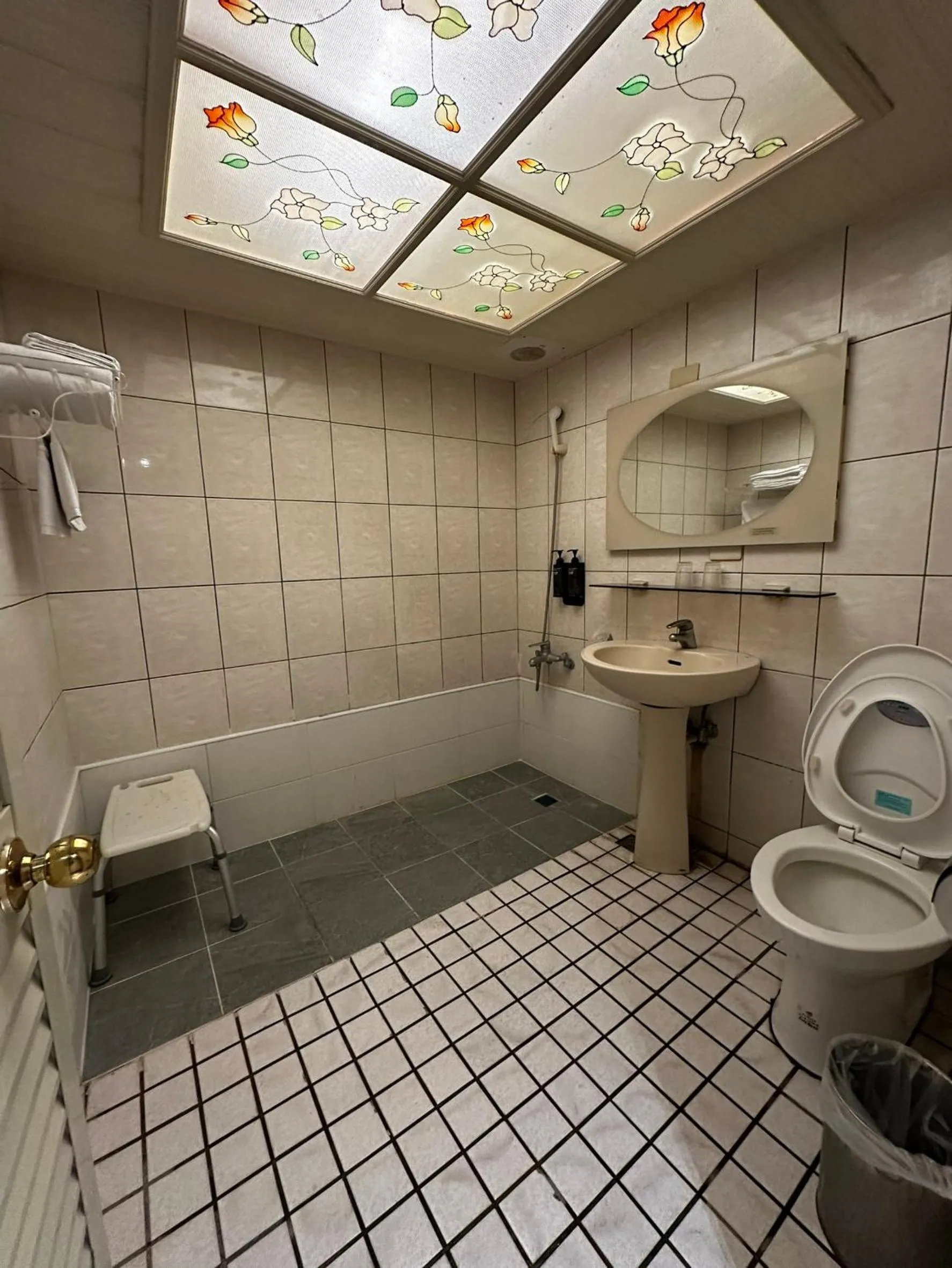 Bathroom in 東陽峇里商旅酒店