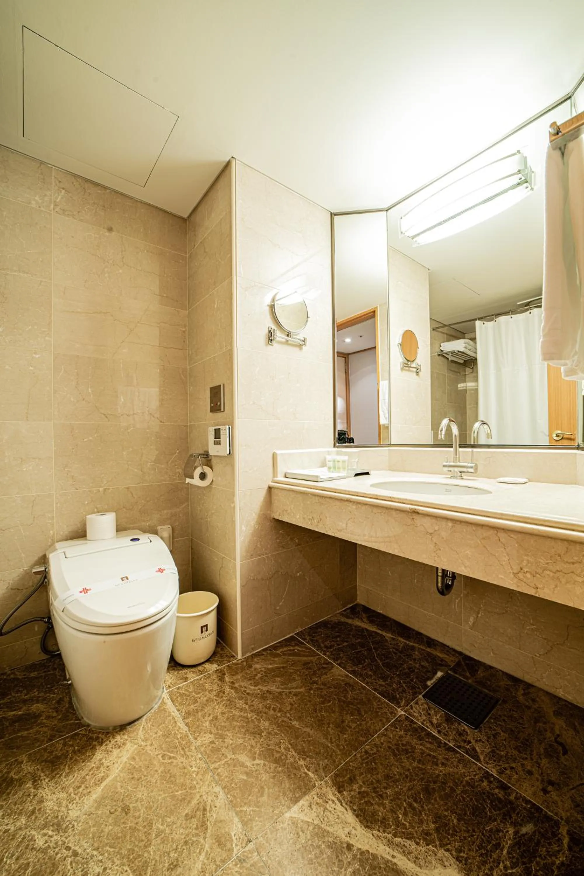 Shower in Hotel Geumosan