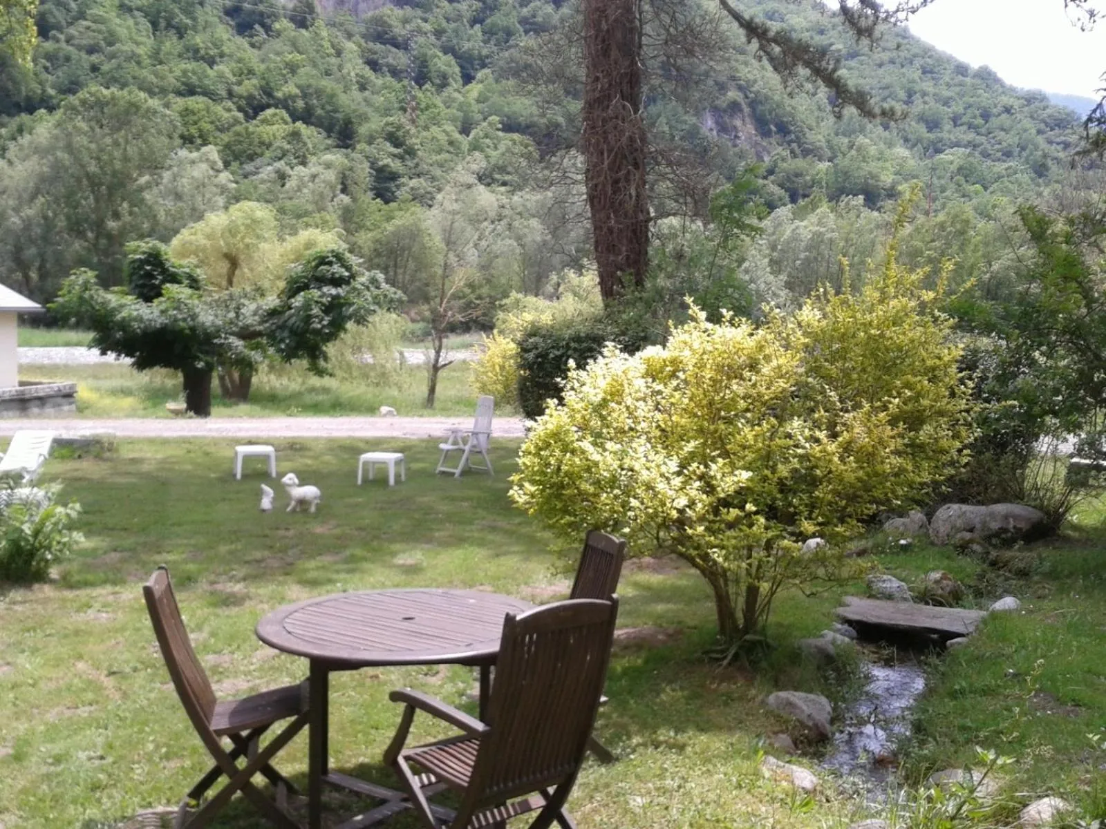 Garden in Hôtel du Val d'Aure