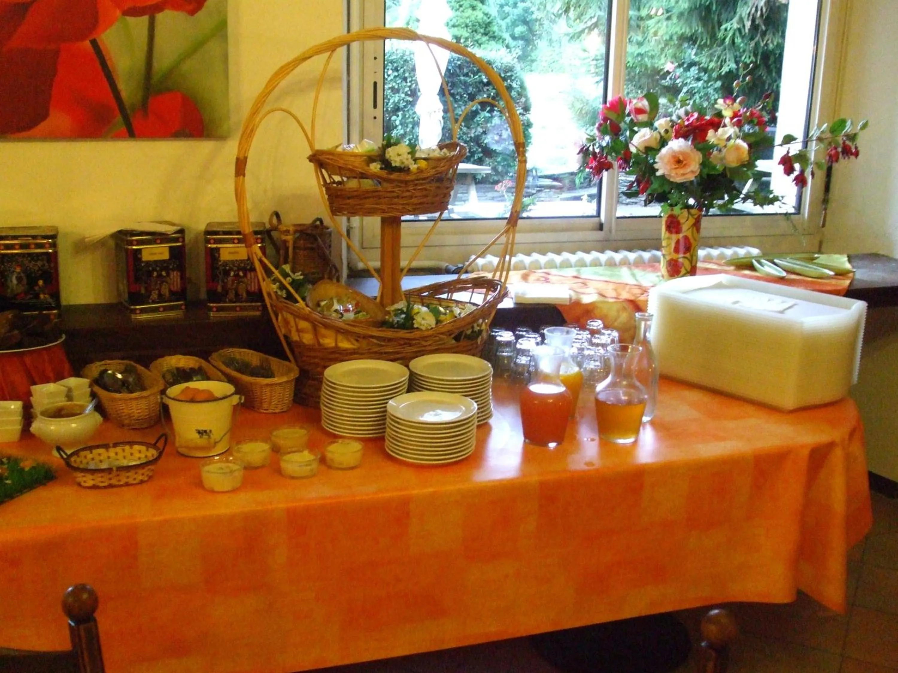 Buffet breakfast in Hôtel du Val d'Aure