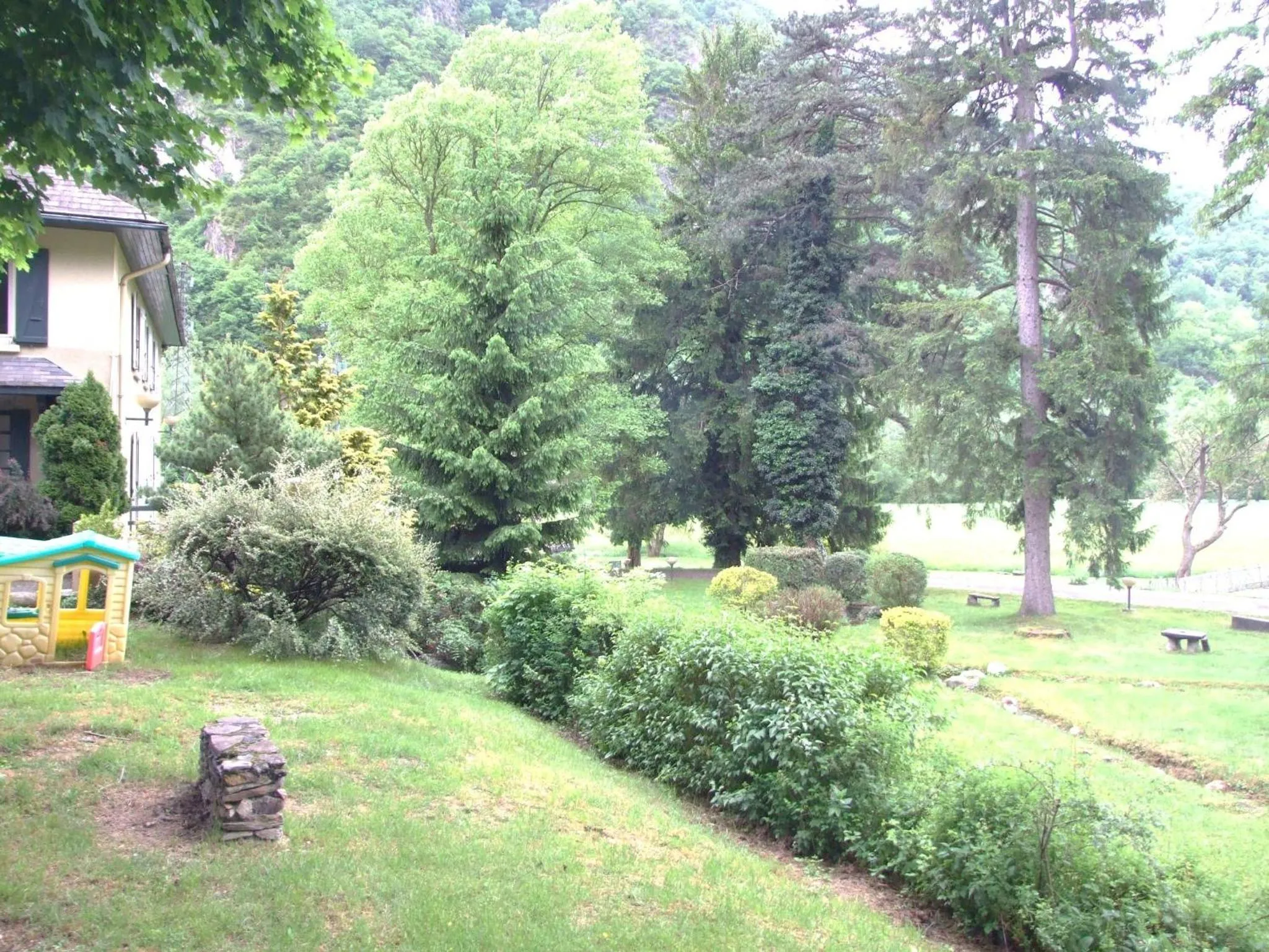 Garden view in Hôtel du Val d'Aure