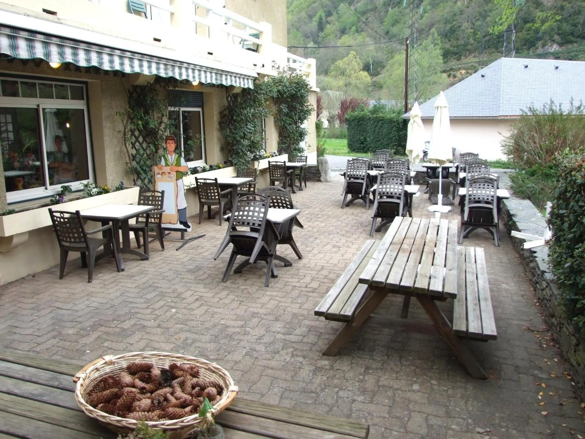 Patio in Hôtel du Val d'Aure