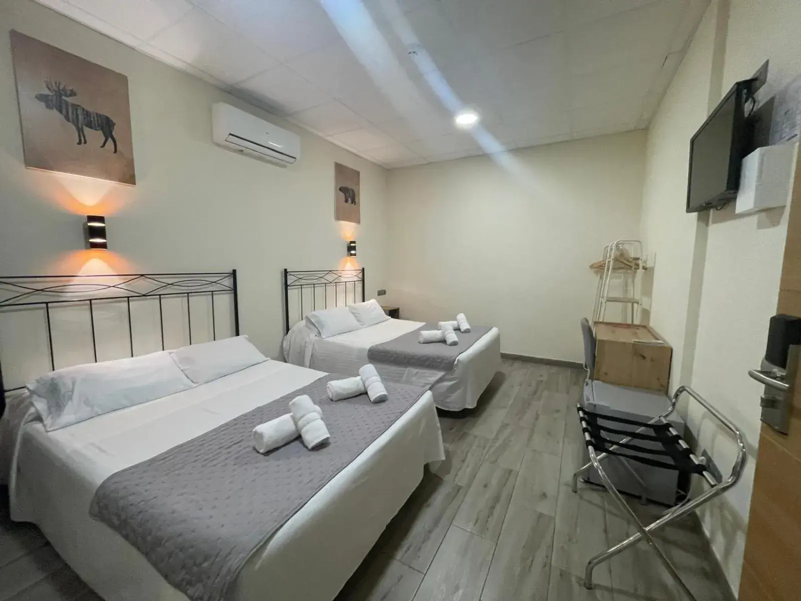 Quadruple Room with Private Bathroom in Hostal Balmes Centro Quadruple Room with Private Bathroom in Hostal Balmes Centro