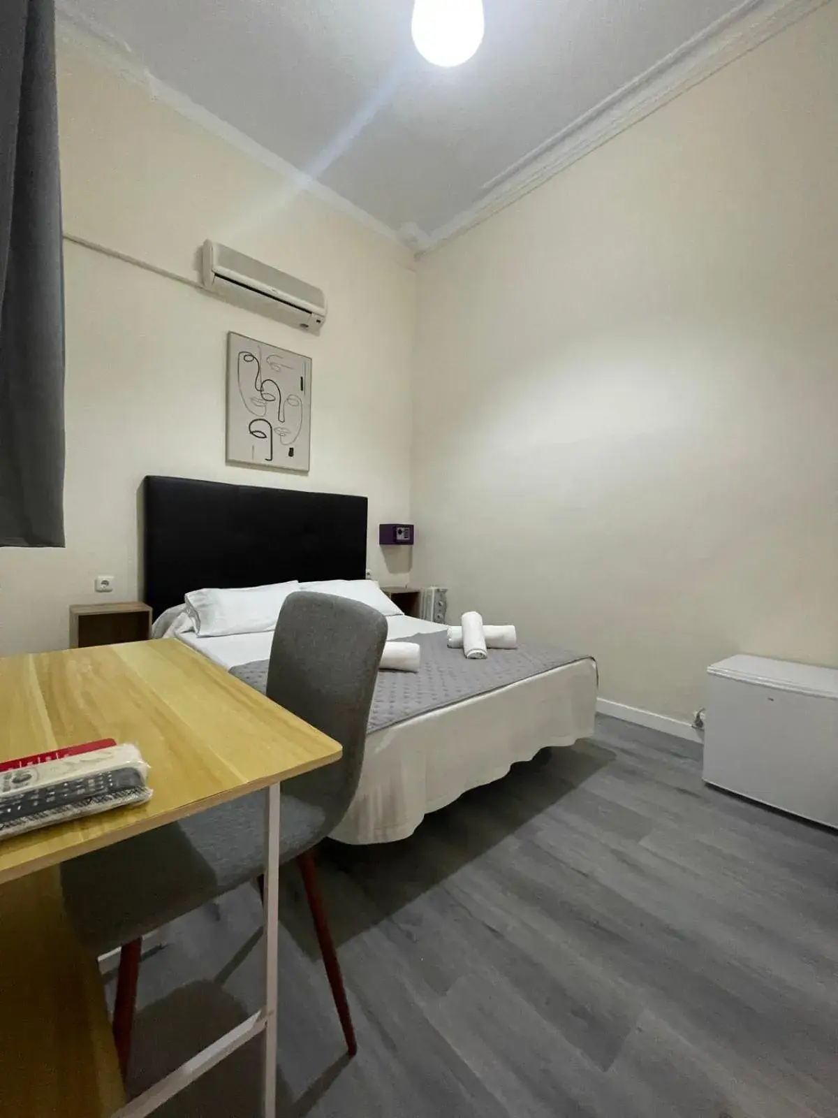 Standard Double Room with Shared Bathroom in Hostal Balmes Centro Standard Double Room with Shared Bathroom in Hostal Balmes Centro