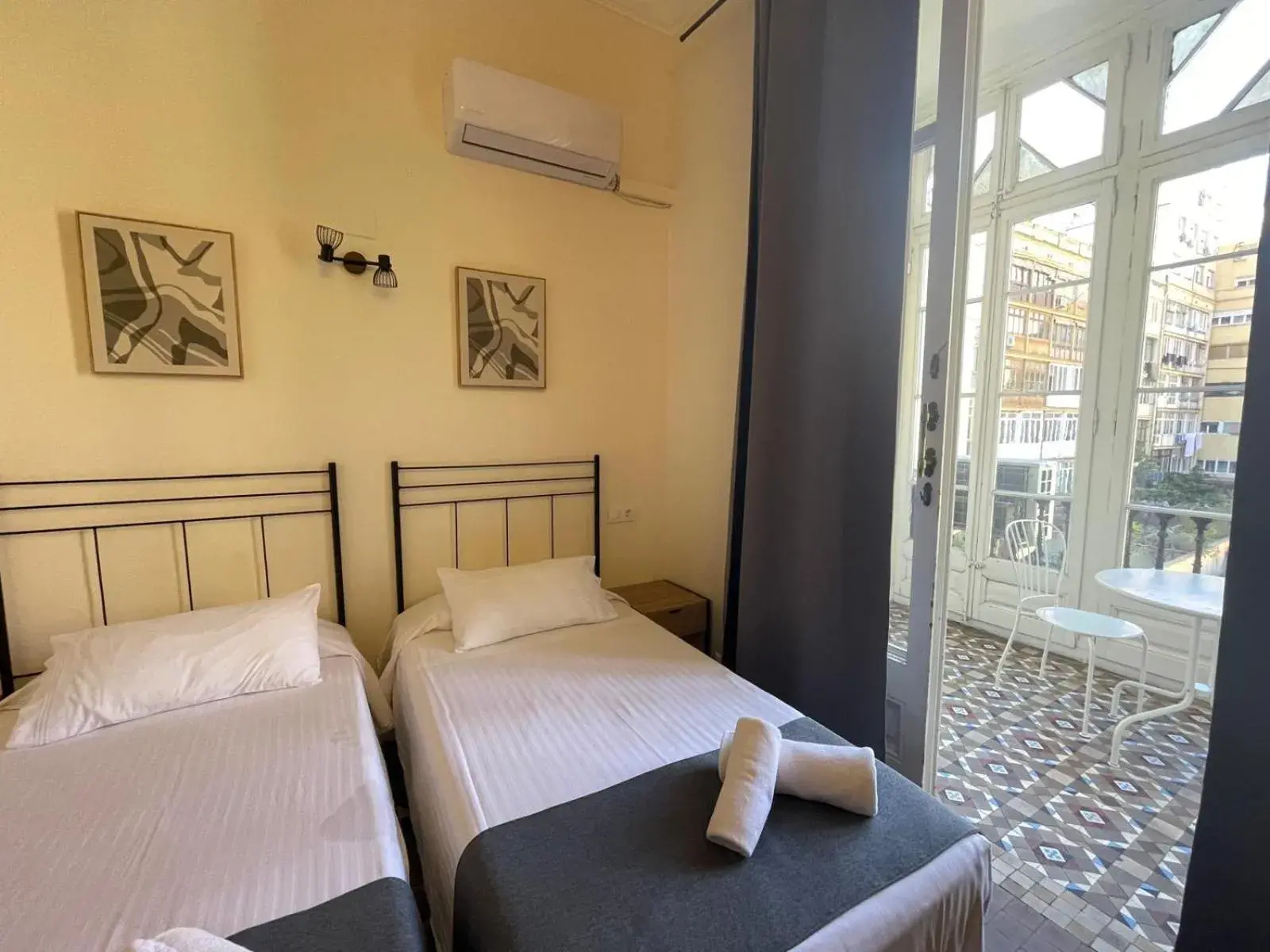 Superior Double Room in Hostal Balmes Centro Superior Double Room in Hostal Balmes Centro