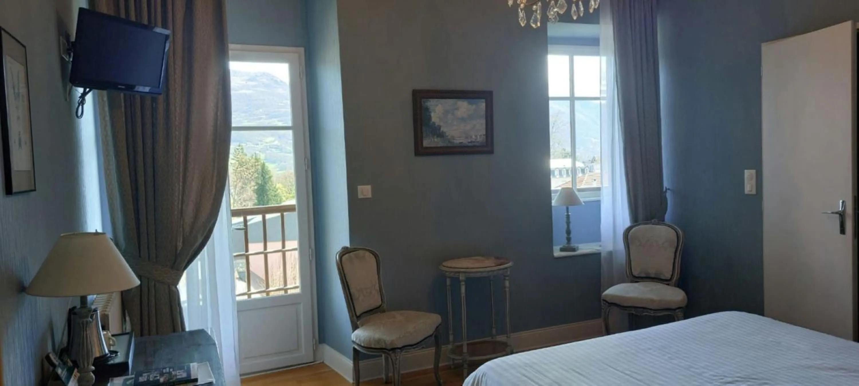 Bed in Logis Hôtel Beau Site