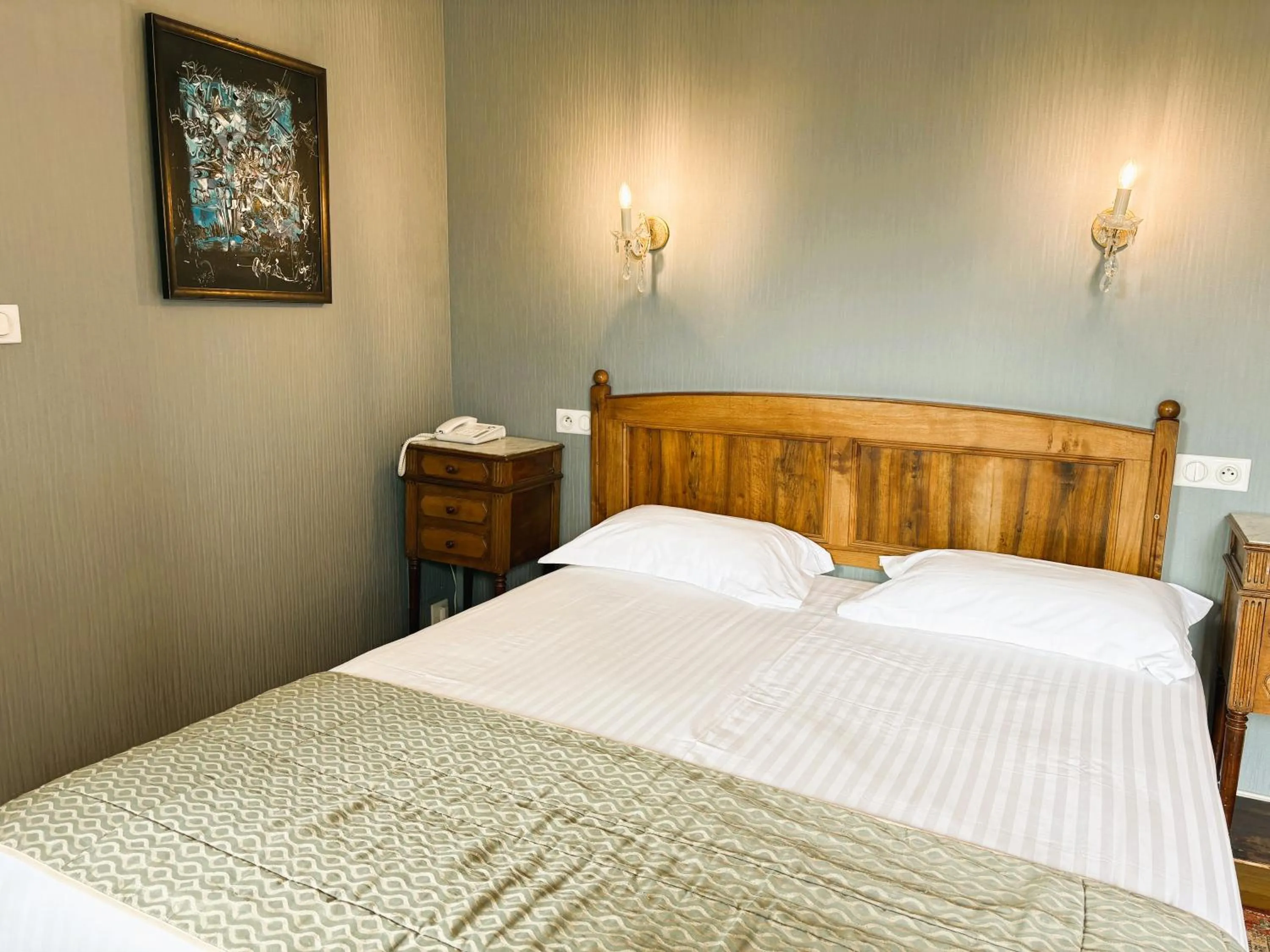 Bed in Logis Hôtel Beau Site