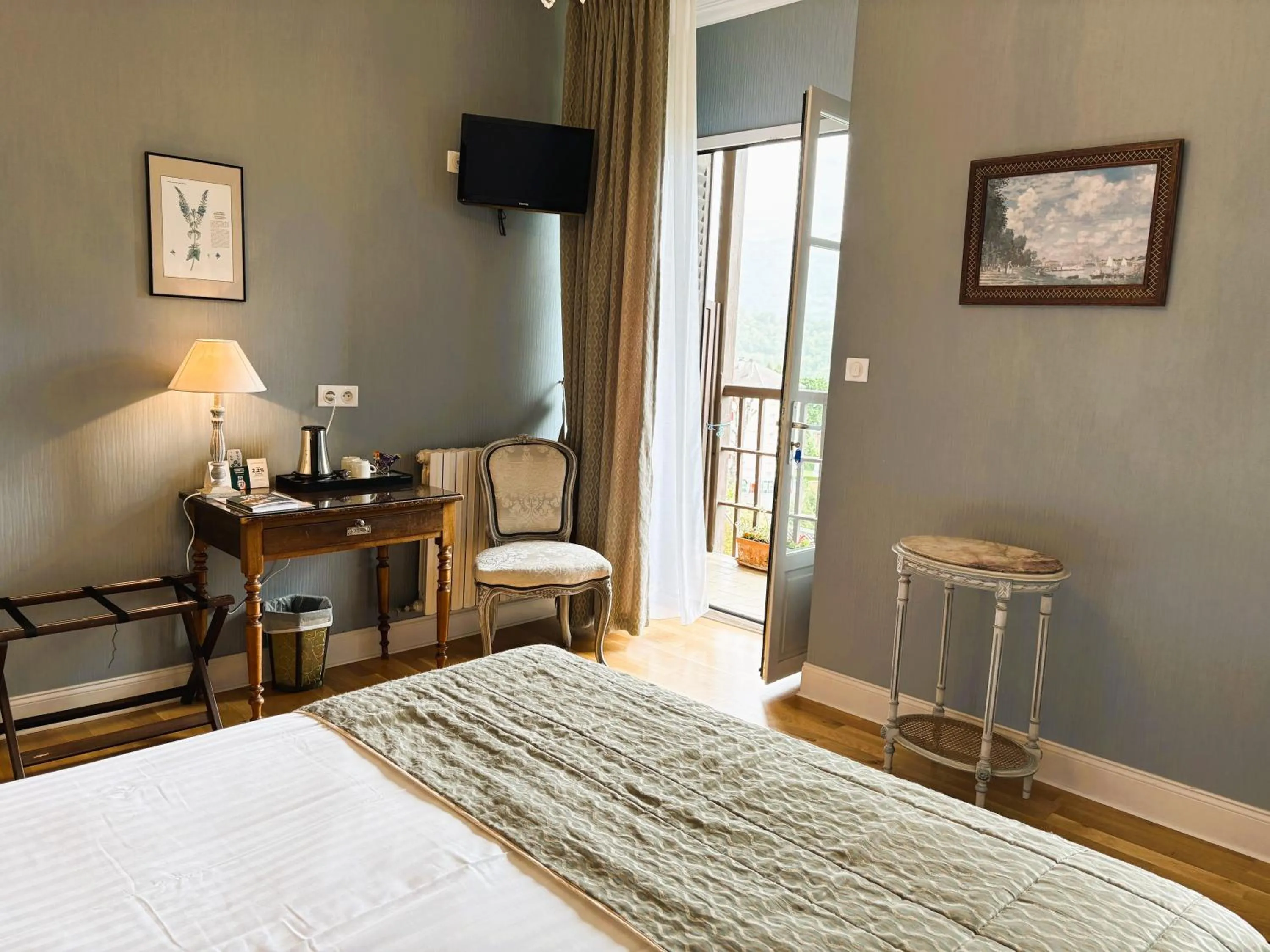 Bed in Logis Hôtel Beau Site