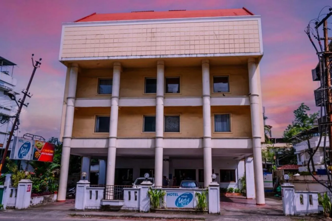 Property building in Abad Metro