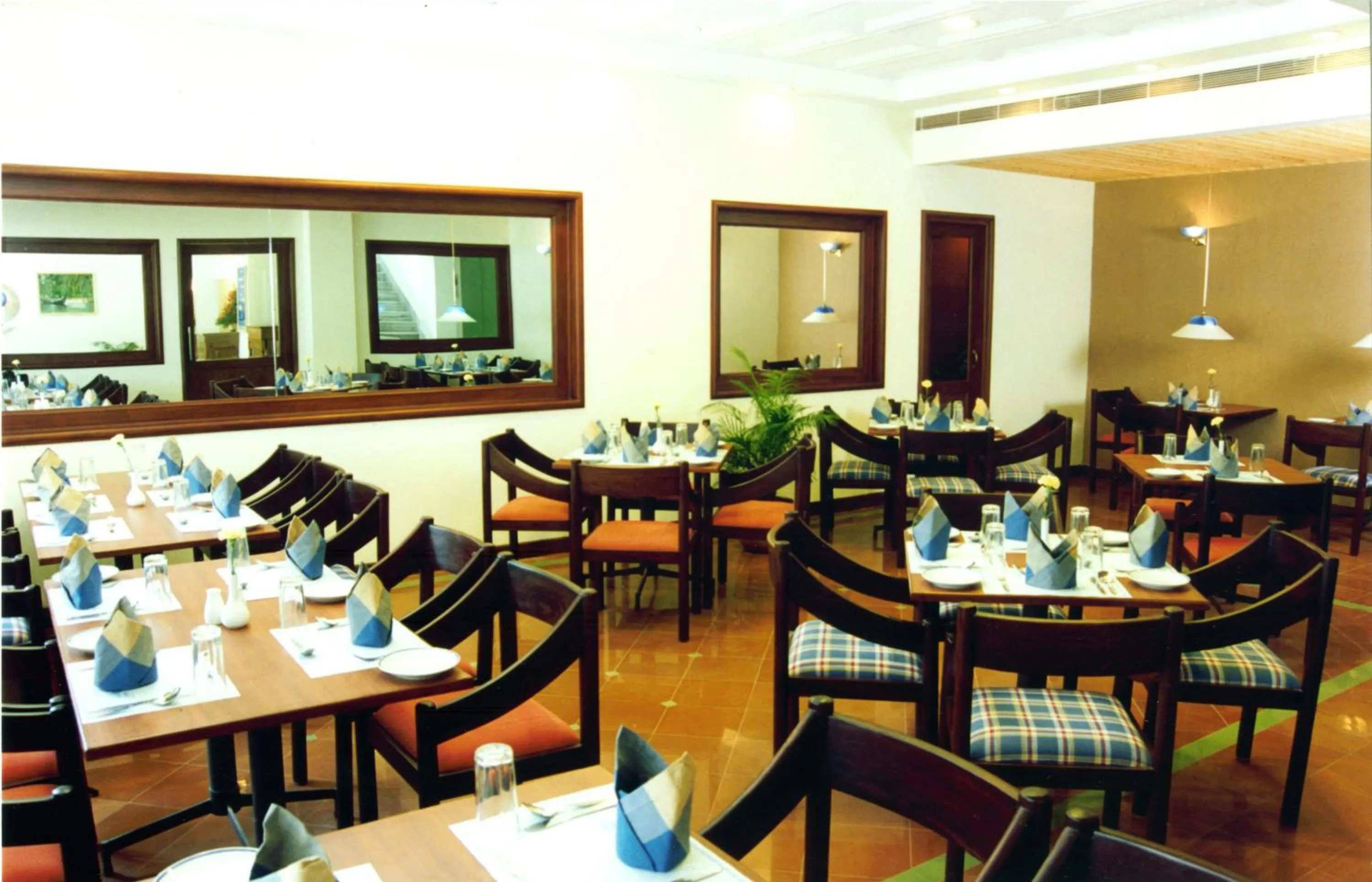 Restaurant/places to eat in Abad Metro