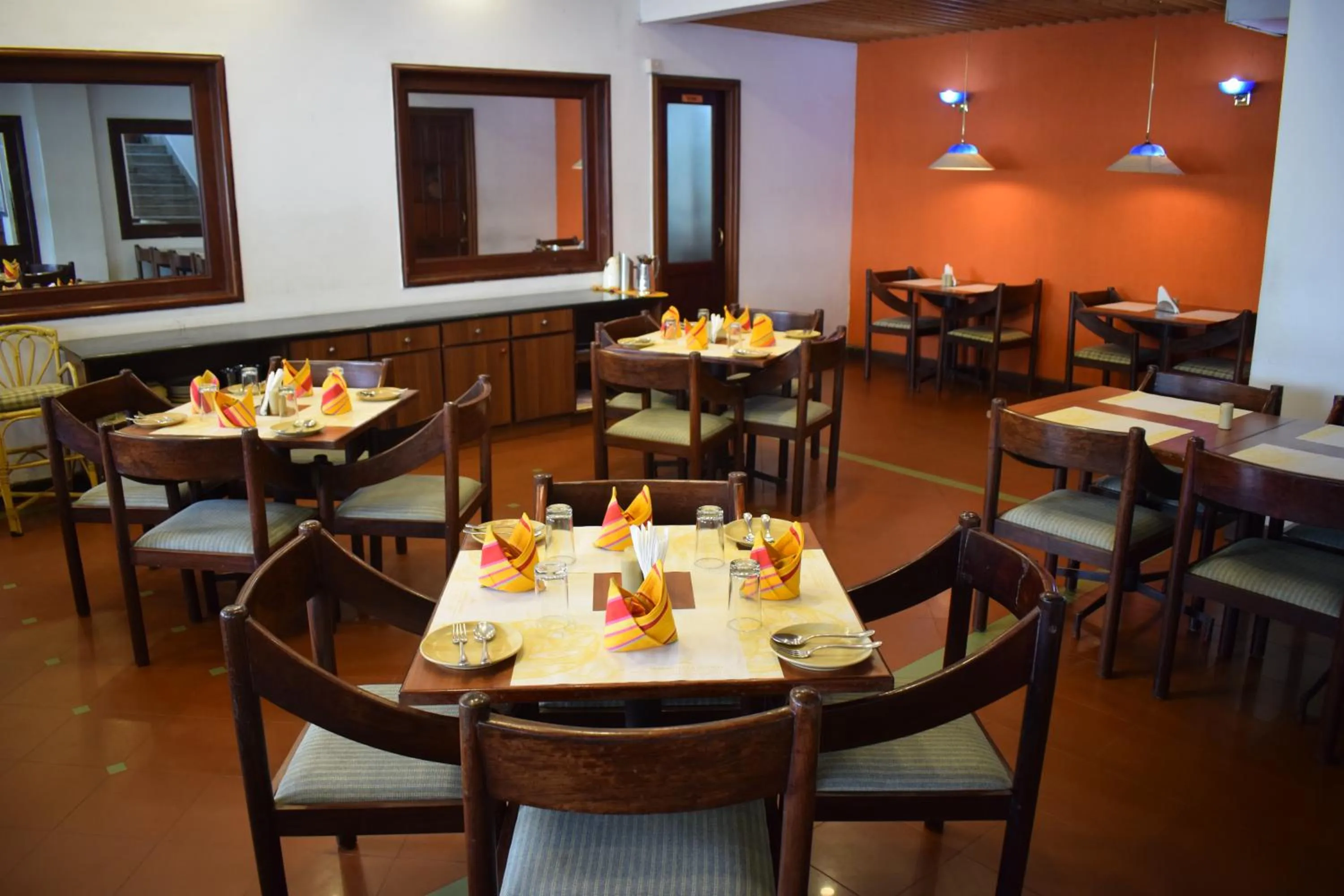 Restaurant/places to eat in Abad Metro