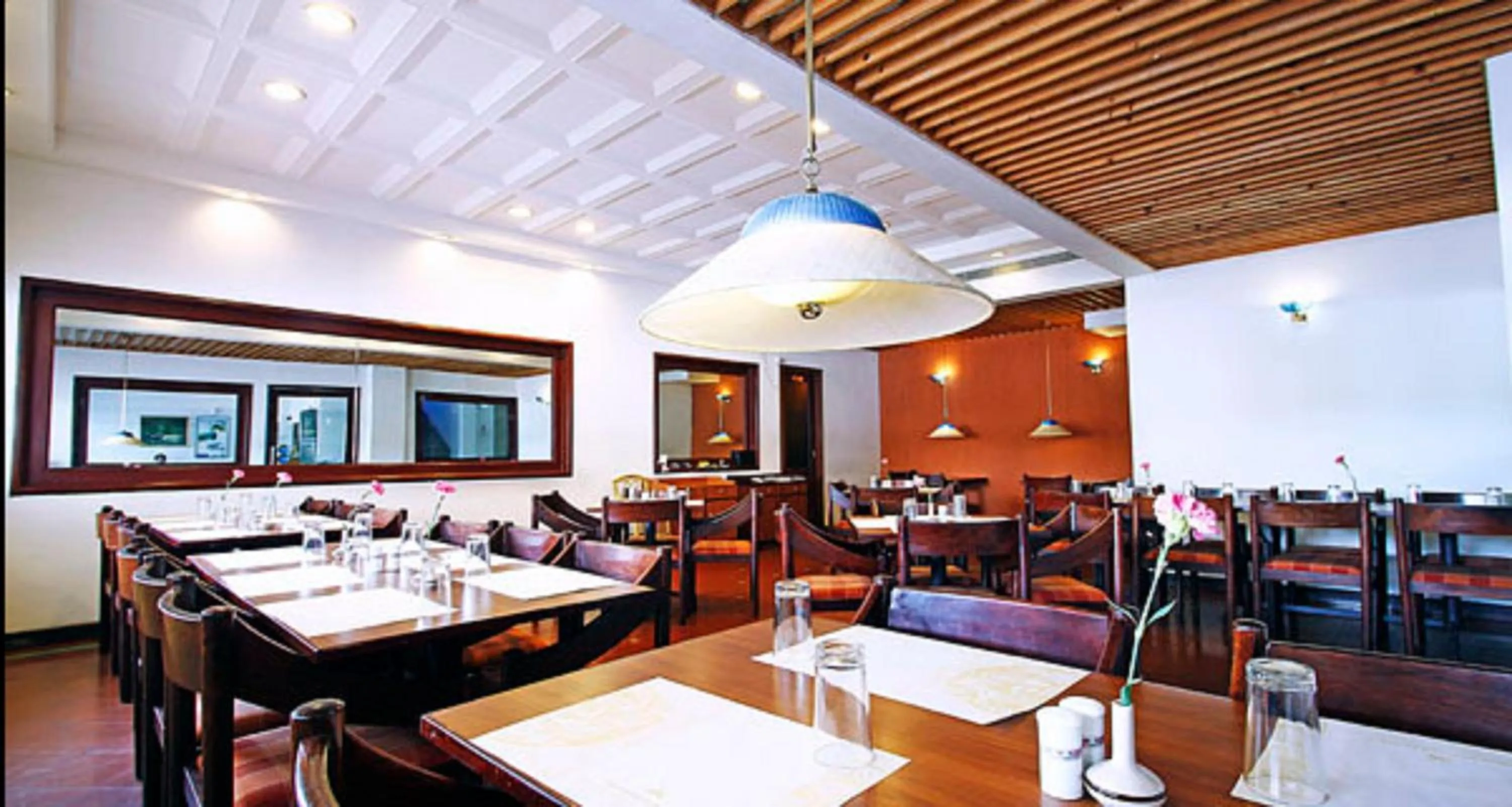 Restaurant/places to eat in Abad Metro