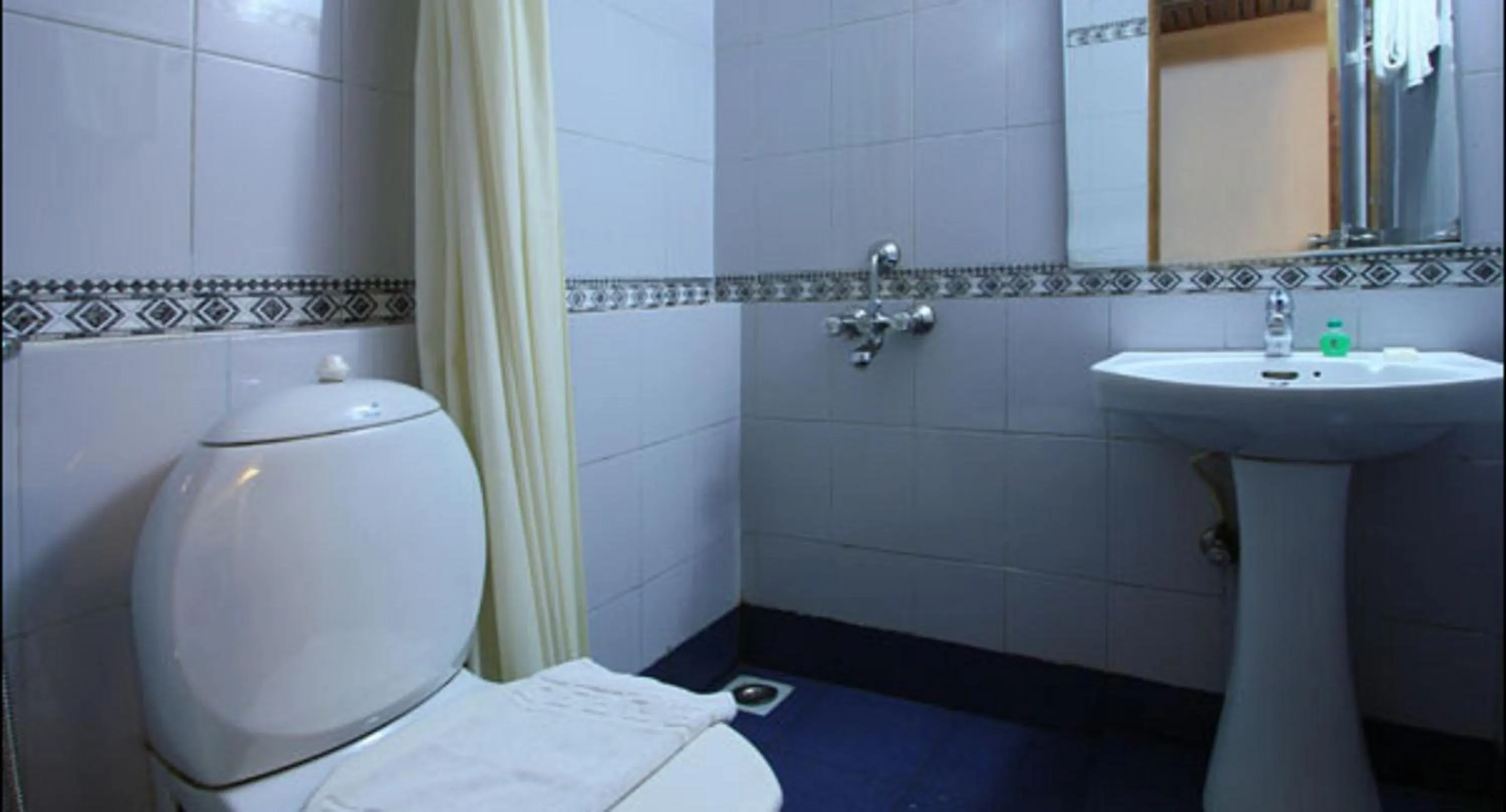 Bathroom in Abad Metro