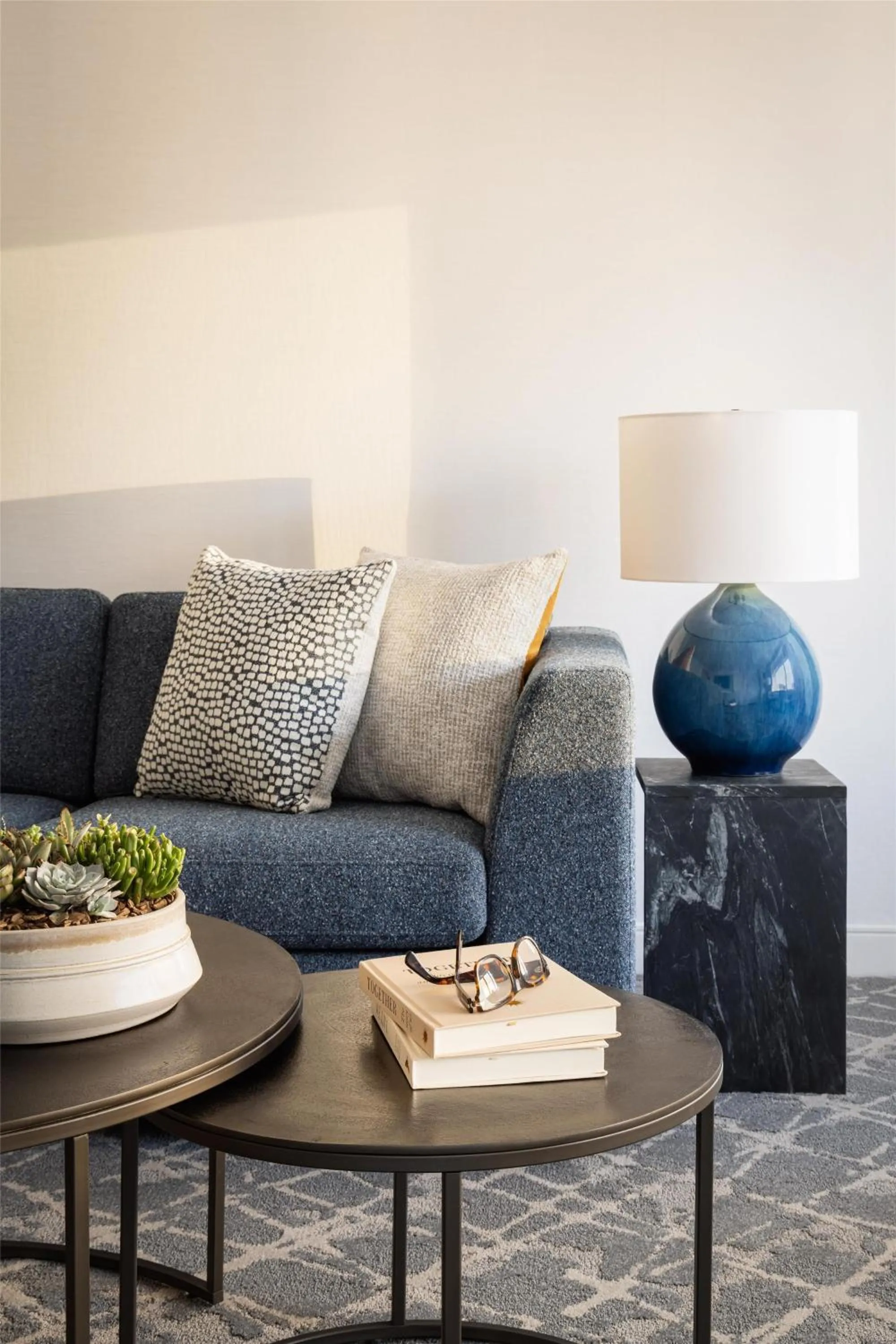 Living room in Hilton Boston Back Bay