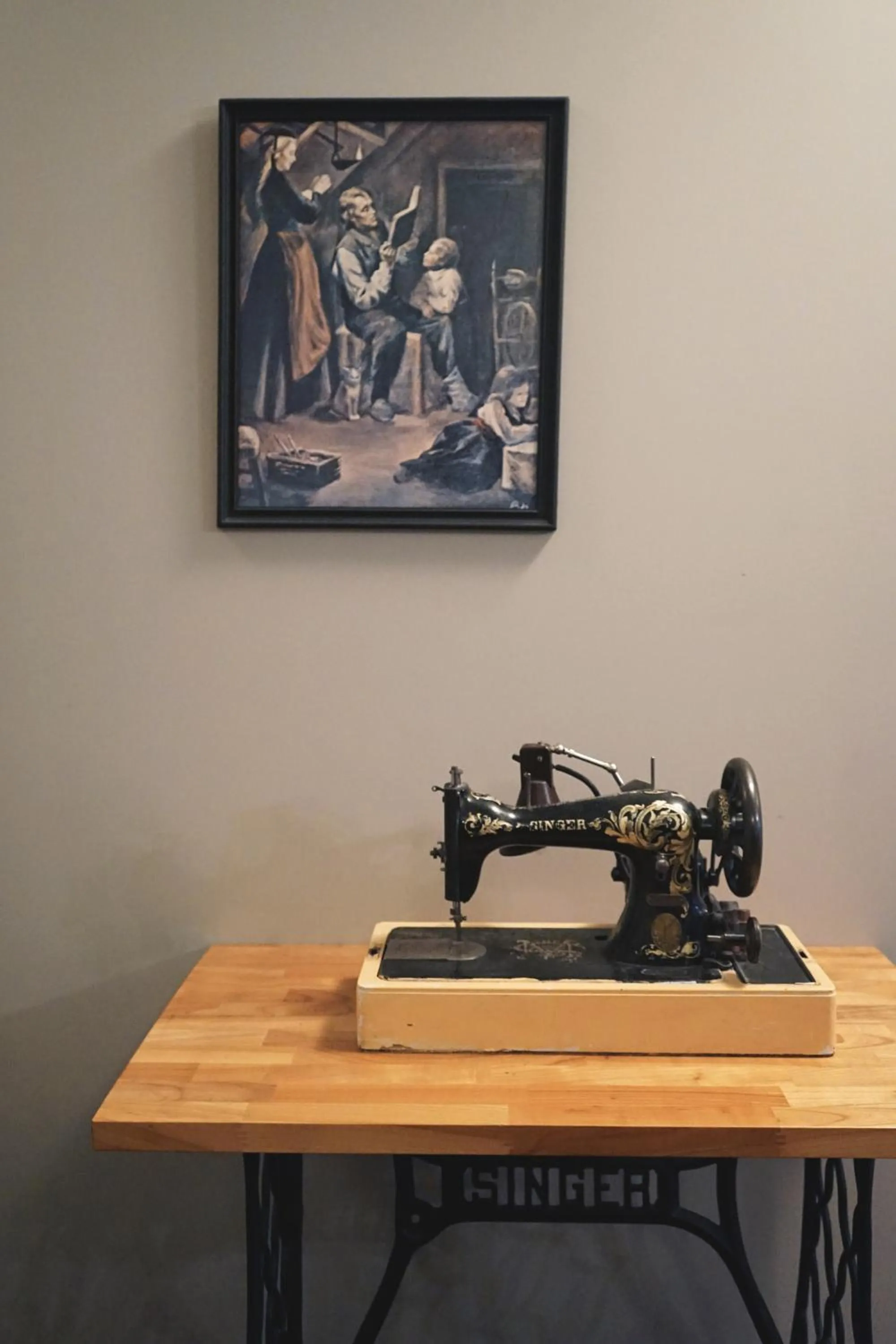 Communal lounge/ TV room in Tehúsið Hostel