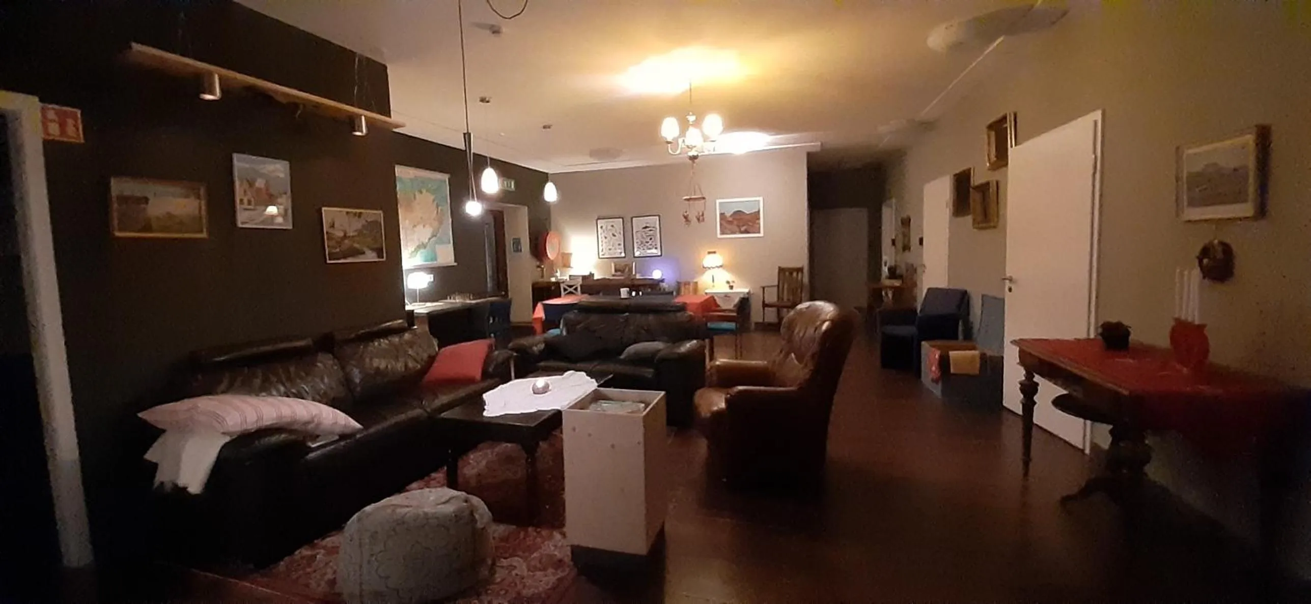 Communal lounge/ TV room in Tehúsið Hostel