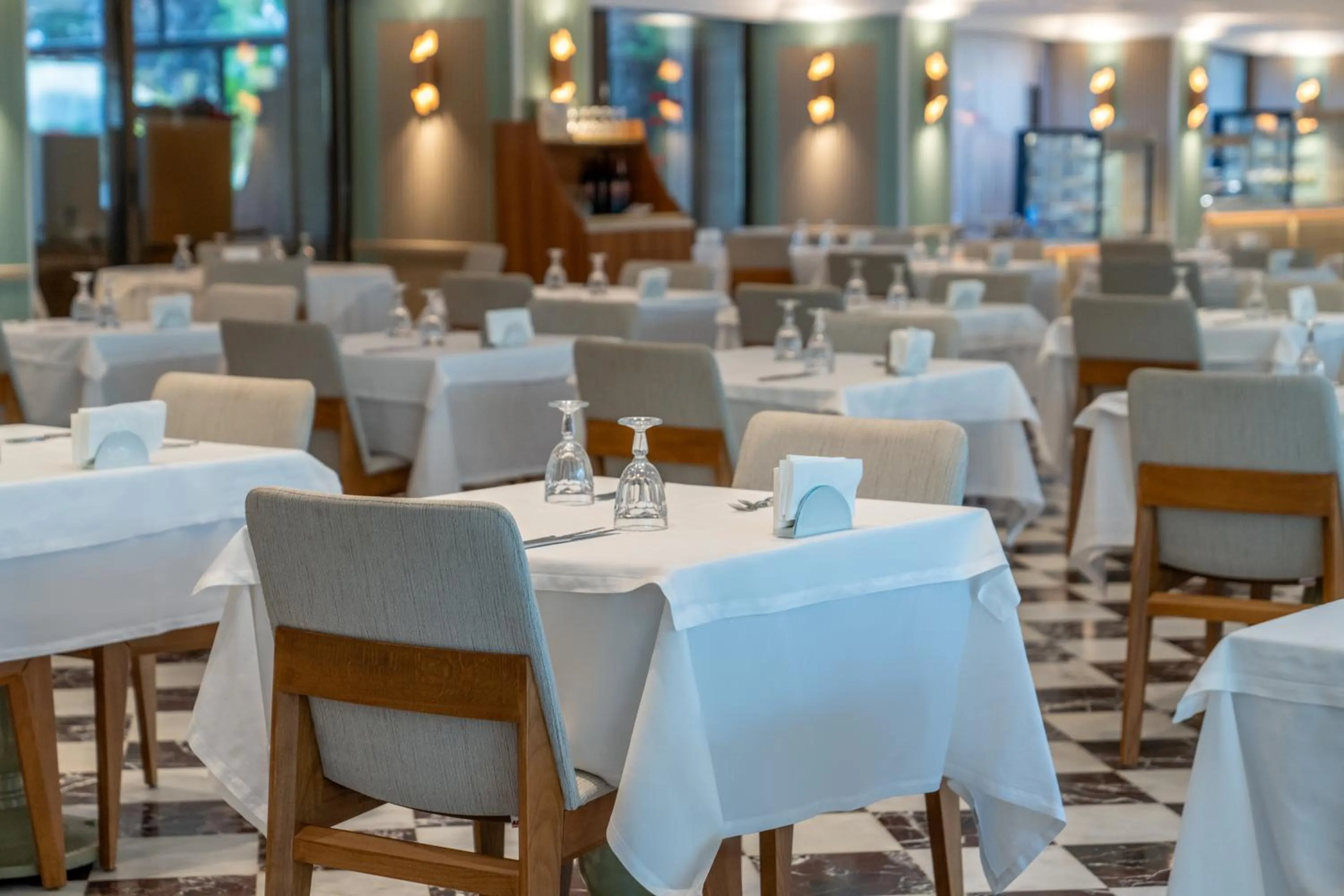 Restaurant/places to eat in Hotel Aqua