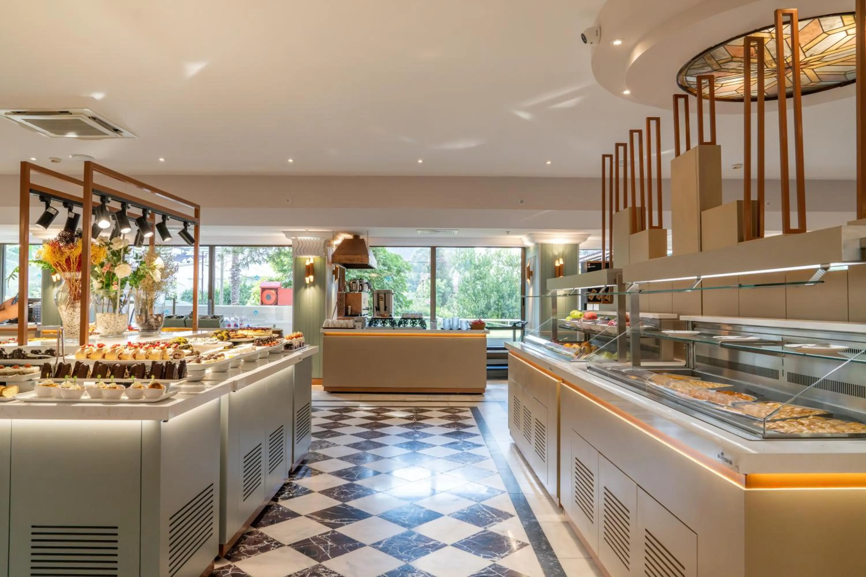 Restaurant/places to eat in Hotel Aqua