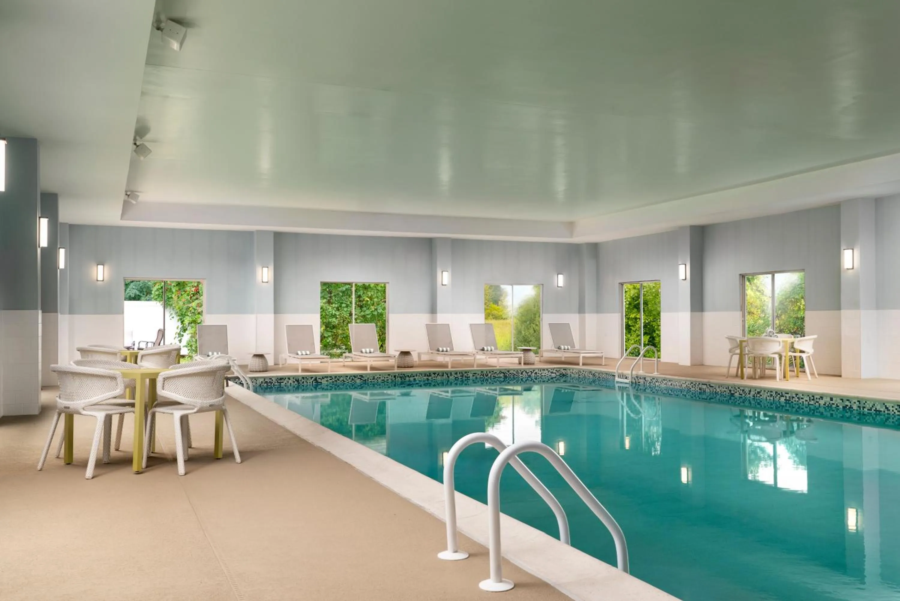 Swimming pool in Hilton Garden Inn Boston-Burlington