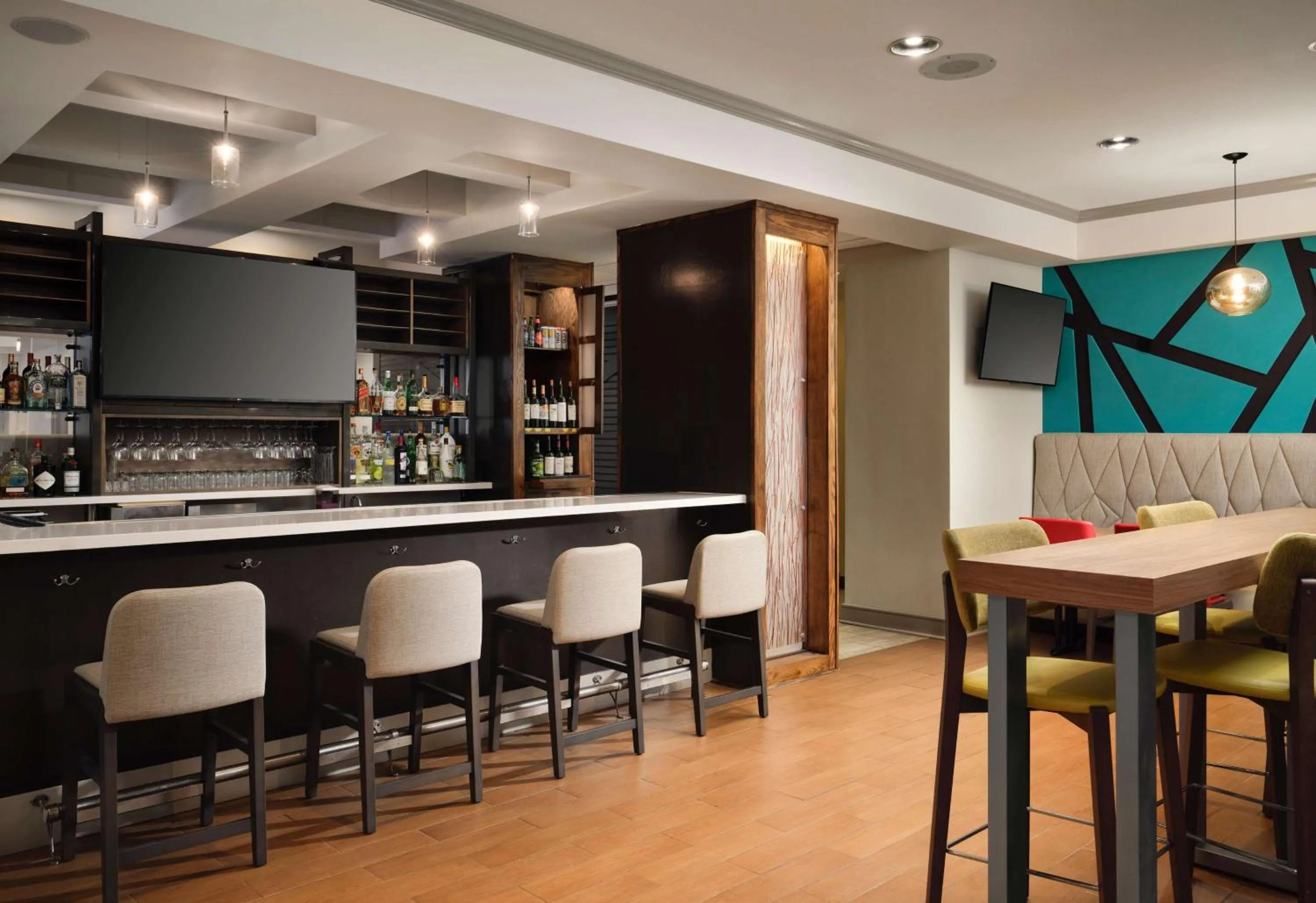 Lounge or bar in Hilton Garden Inn Boston-Burlington