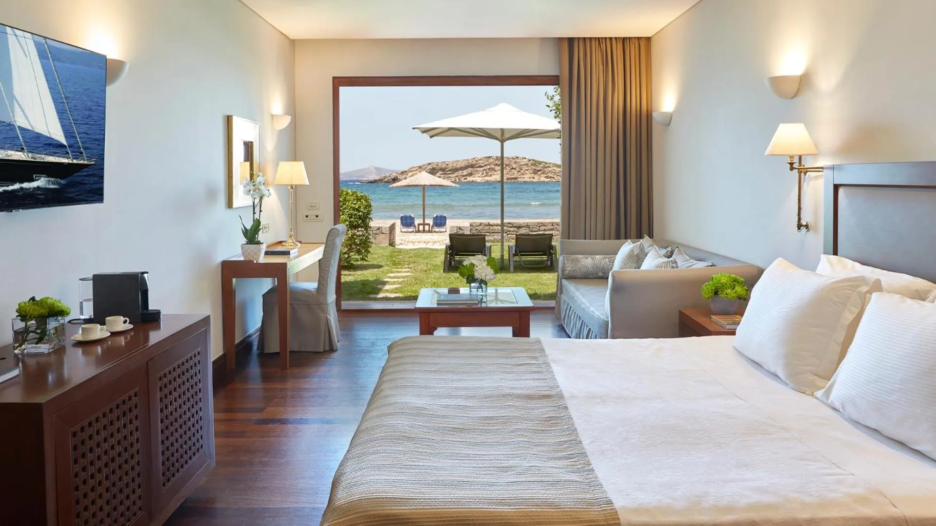 Photo of the whole room in Grand Resort Lagonissi