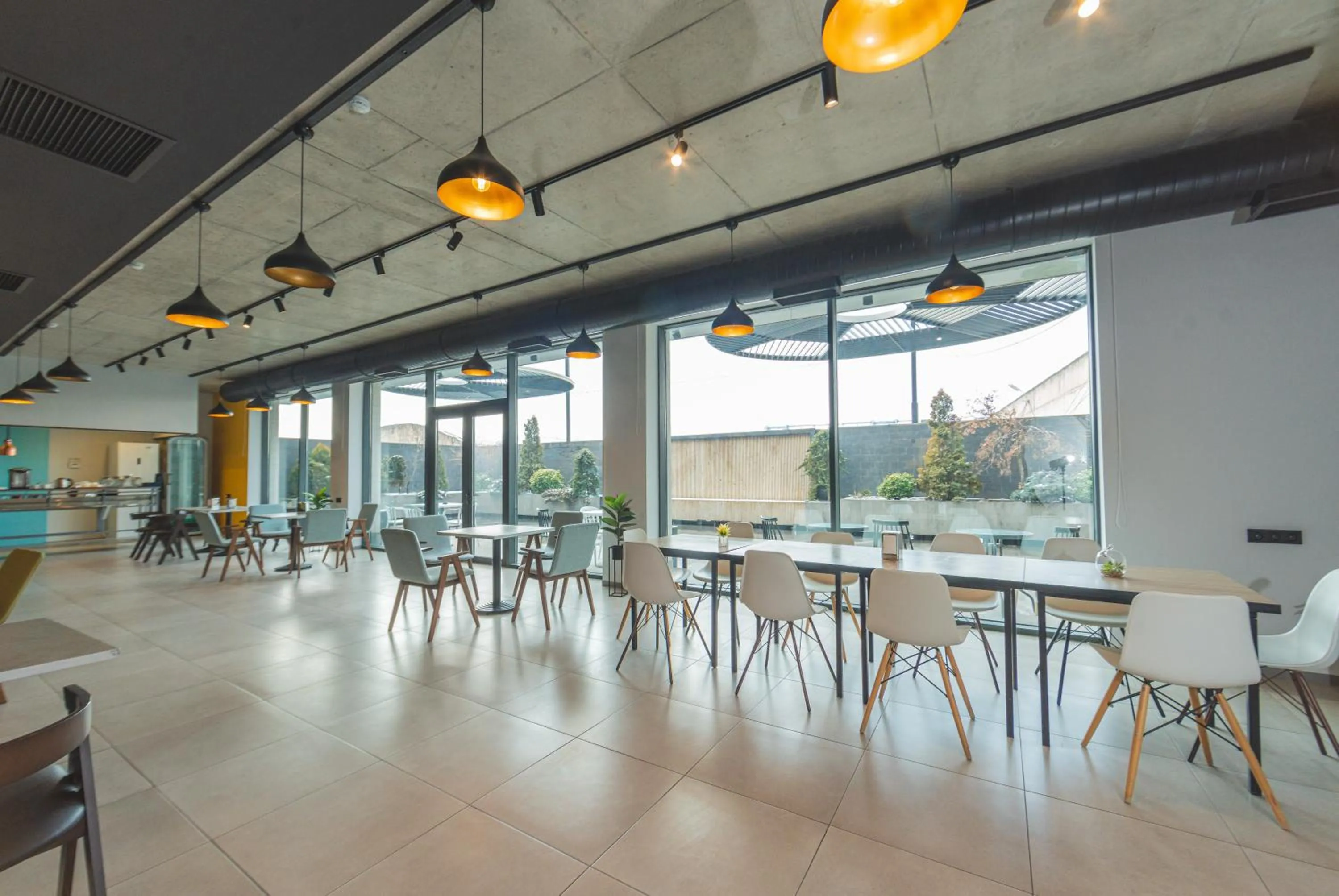 Restaurant/places to eat in 4Guest Hotel