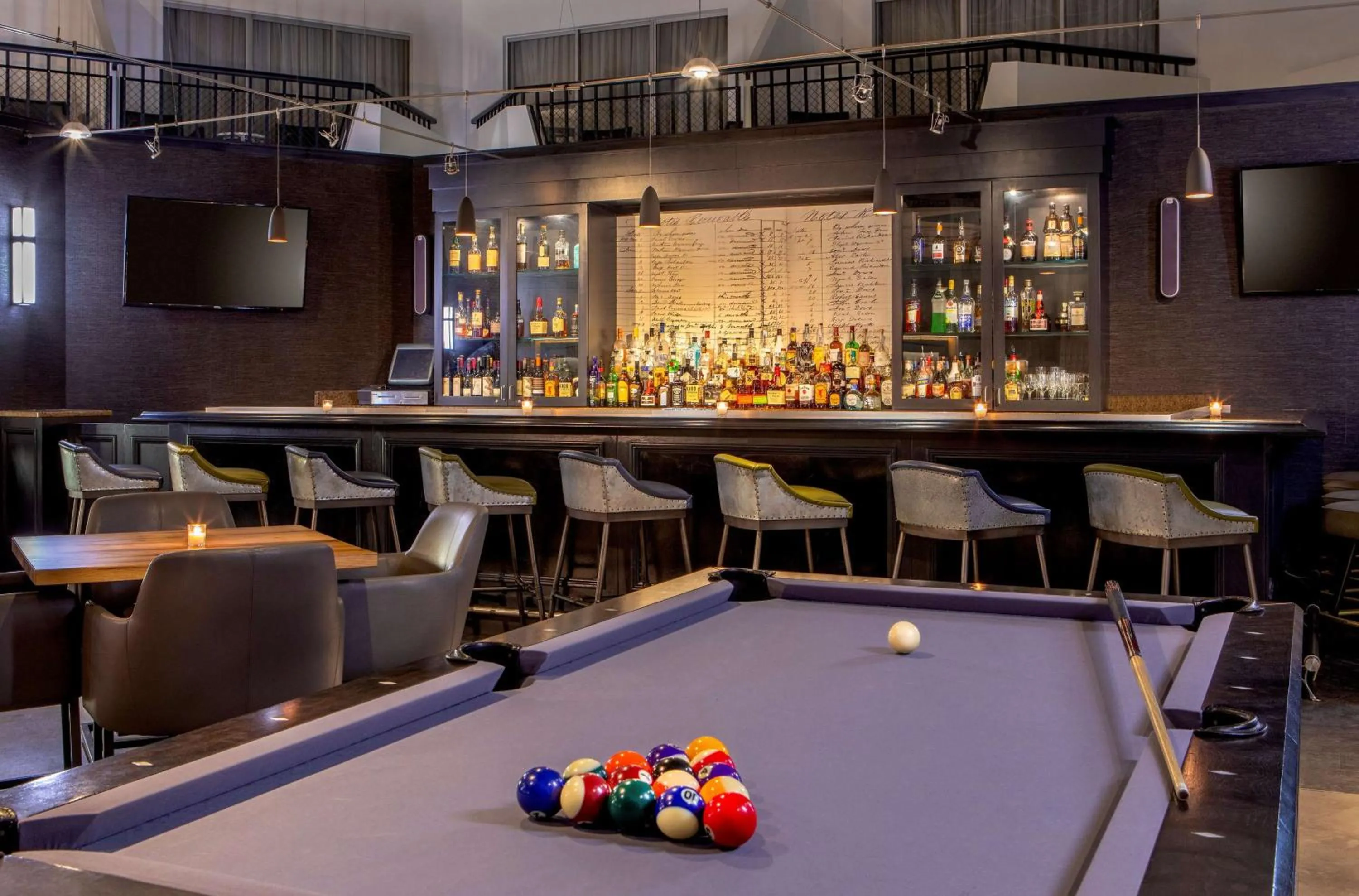 Lounge or bar in Hilton Boston Woburn