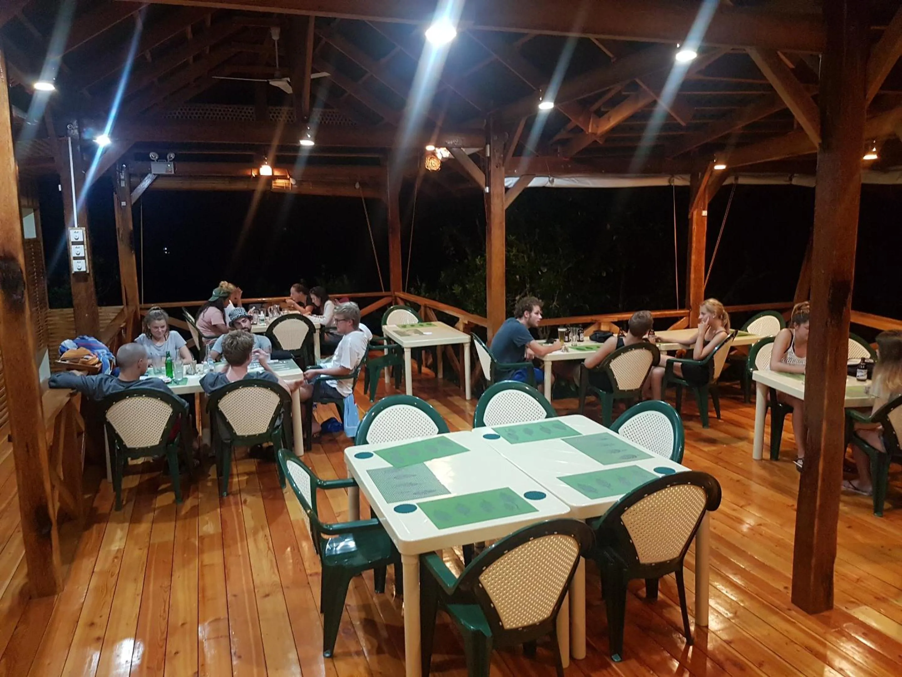 Restaurant/places to eat in Eskapo Verde Lodge Moalboal