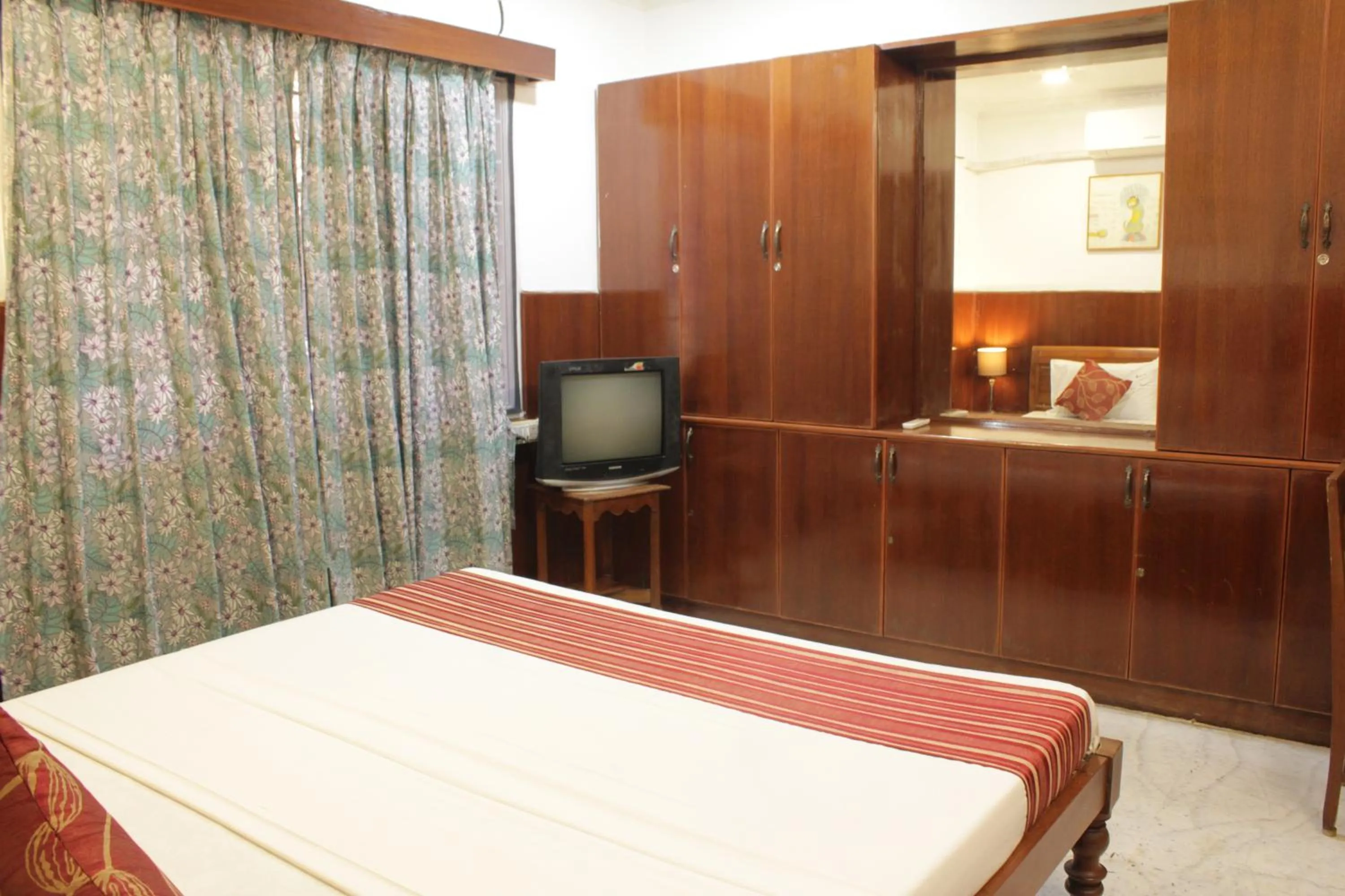 wardrobe, Bed in Happy Planet