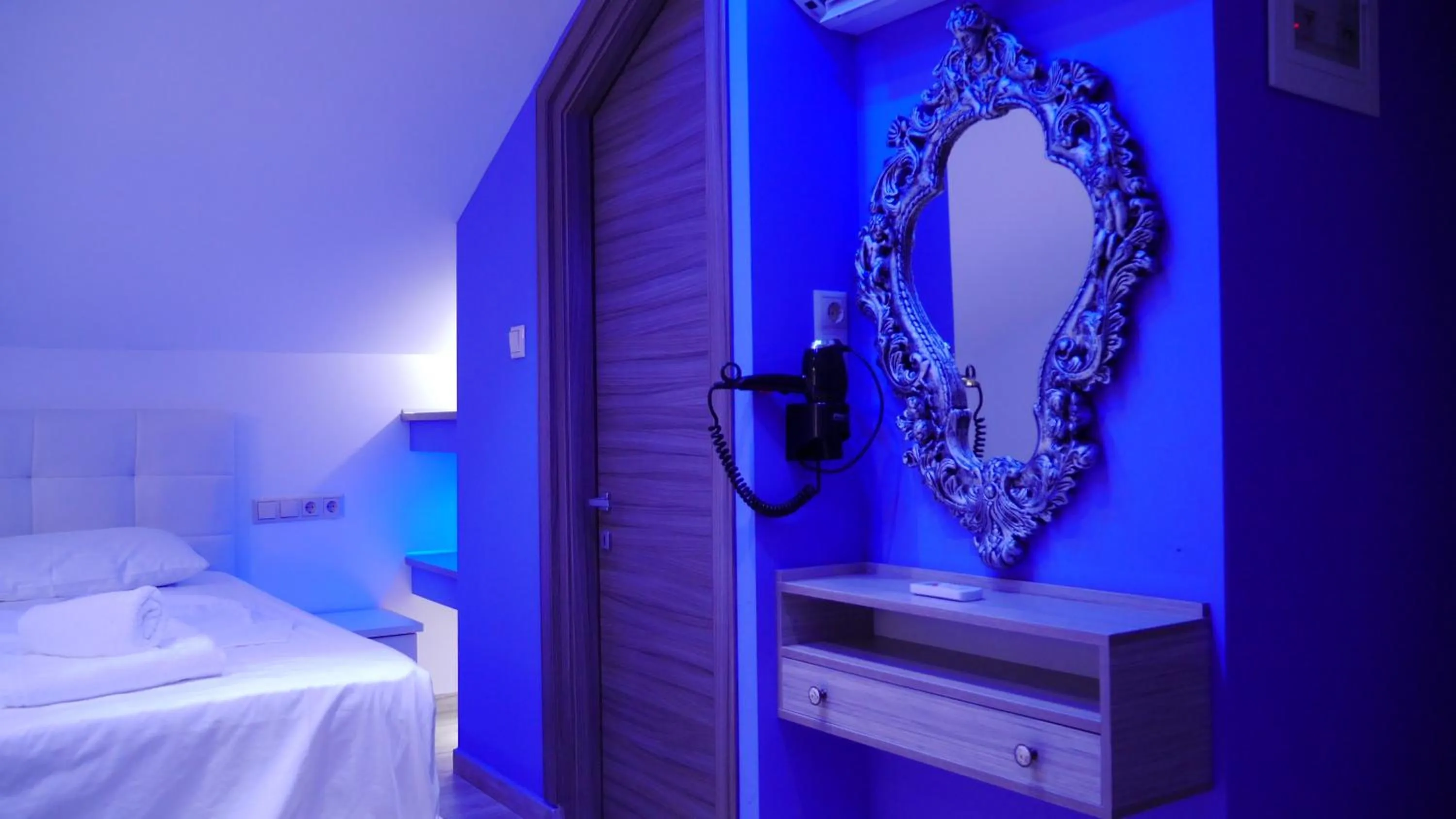 Bedroom, Bed in Blue Sky Apartments