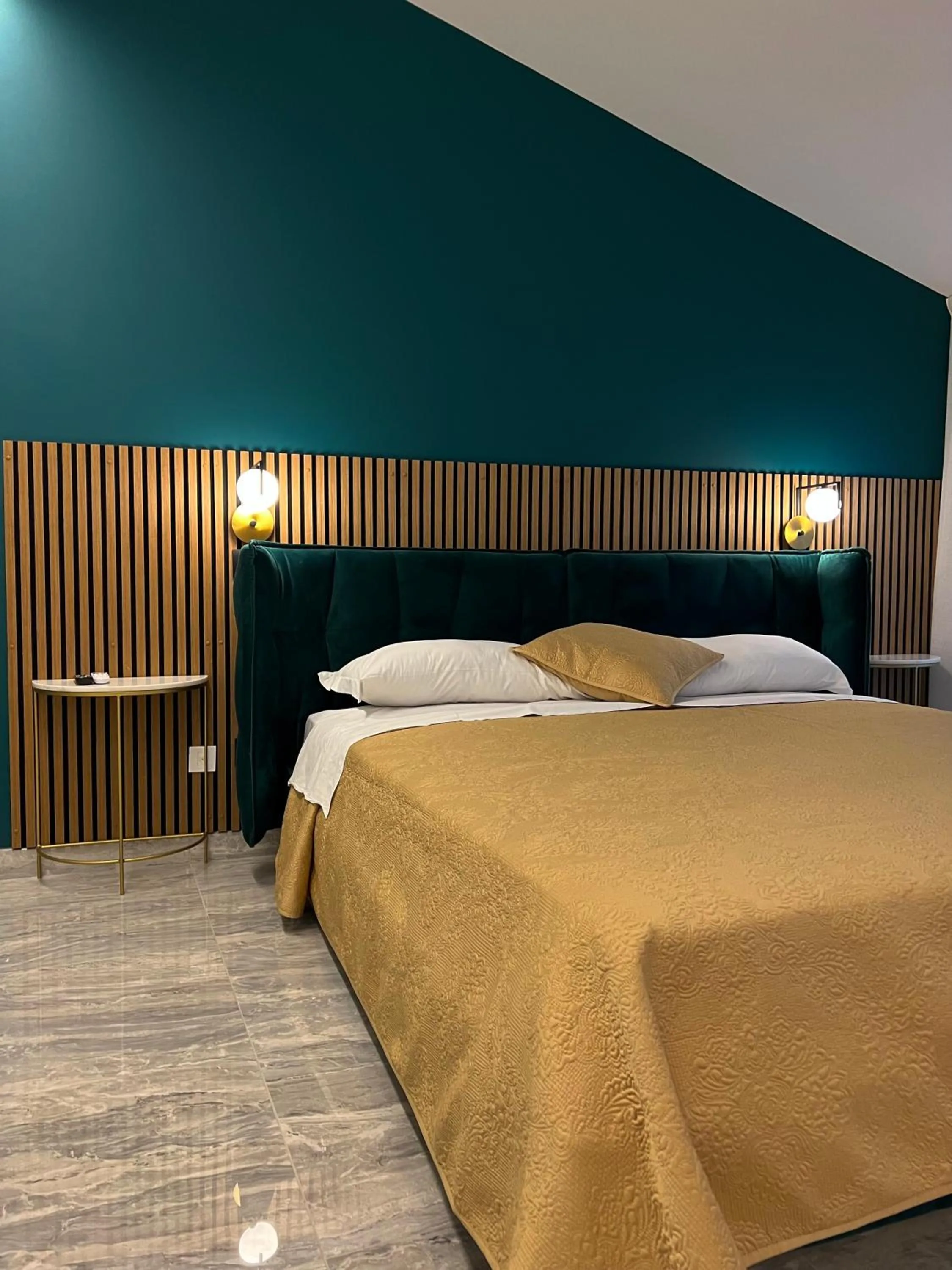 Photo of the whole room, Bed in Loft Sirmione