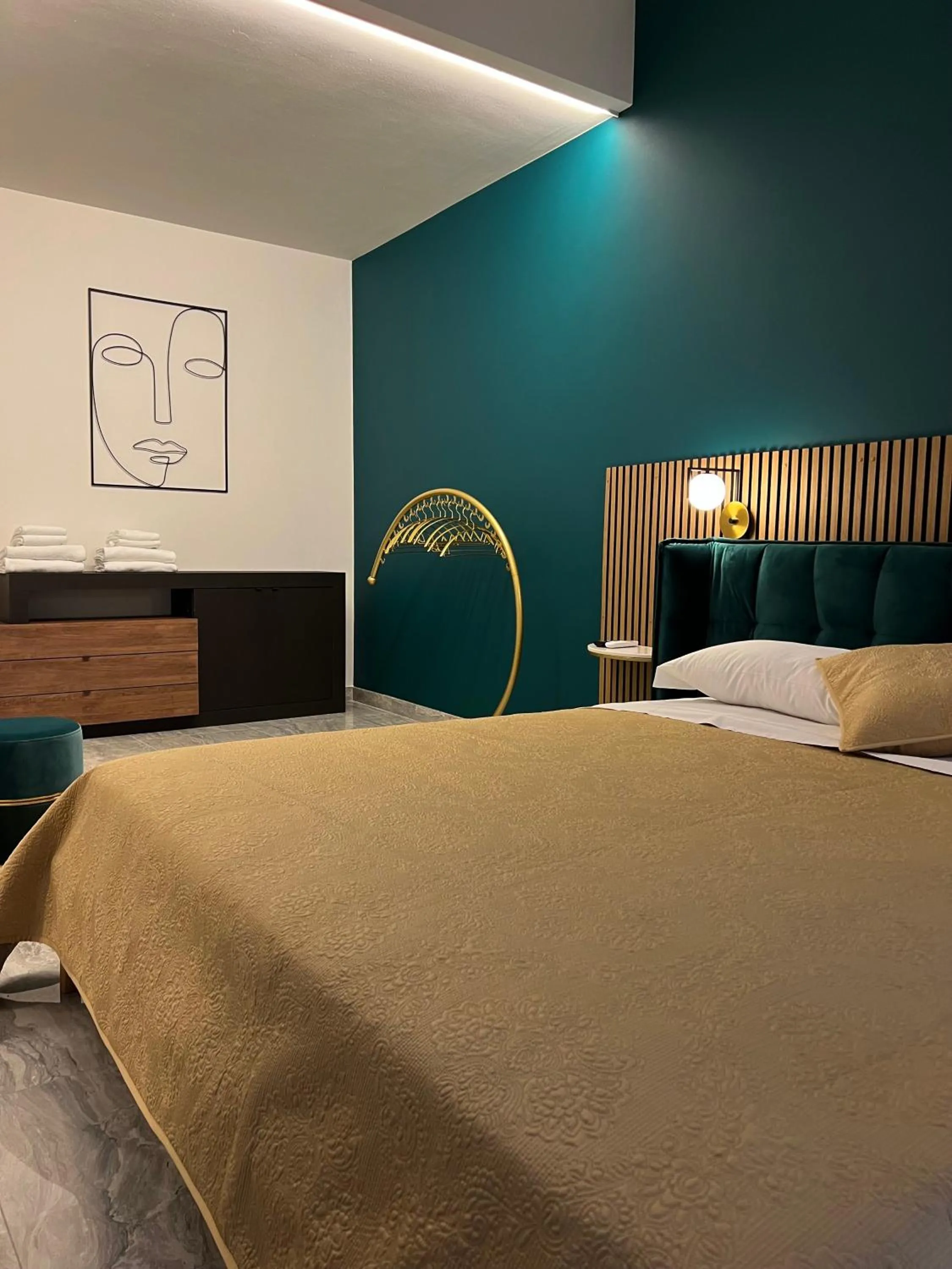 Photo of the whole room, Bed in Loft Sirmione