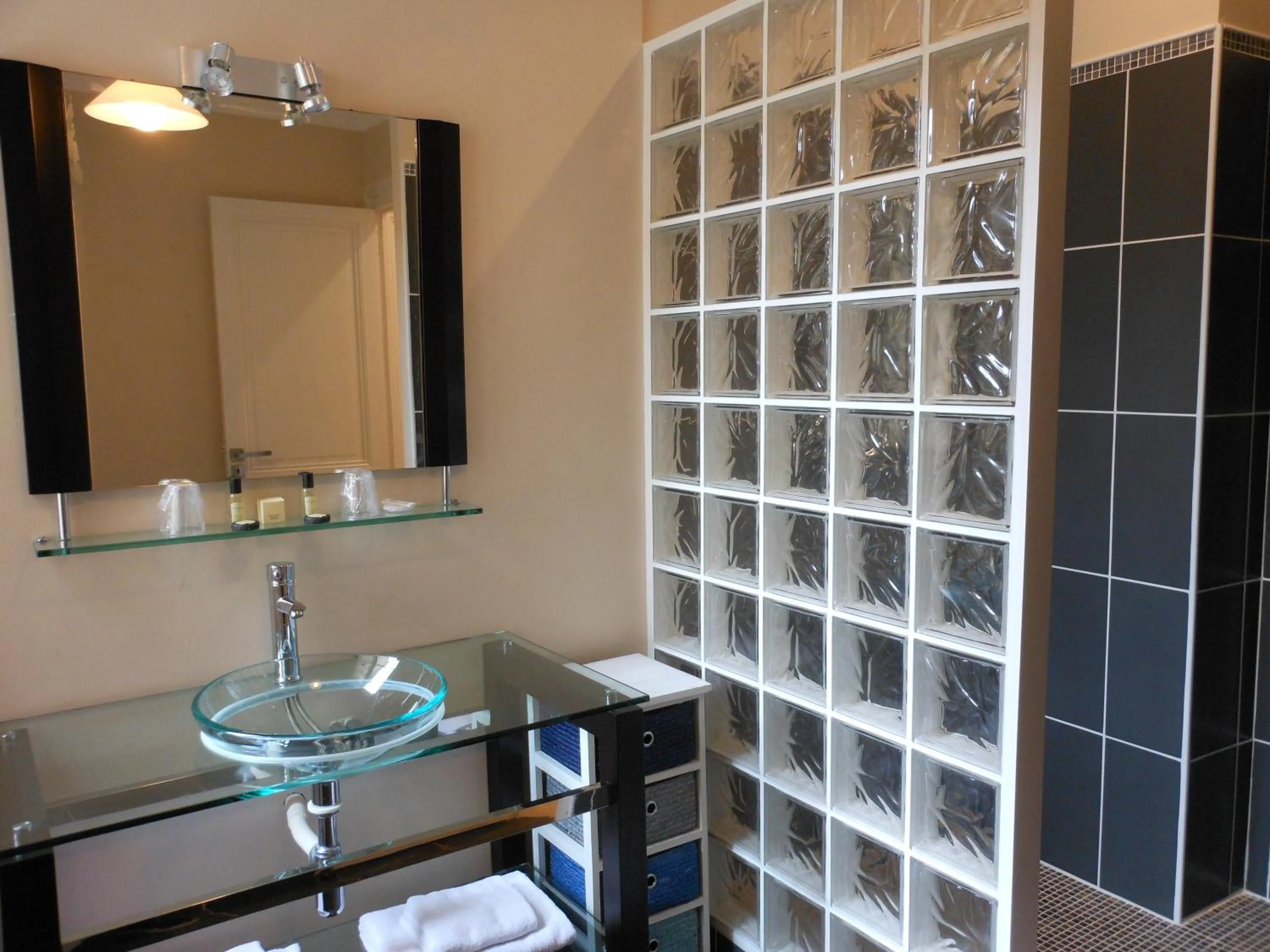 Bathroom in Les Logis du Roy