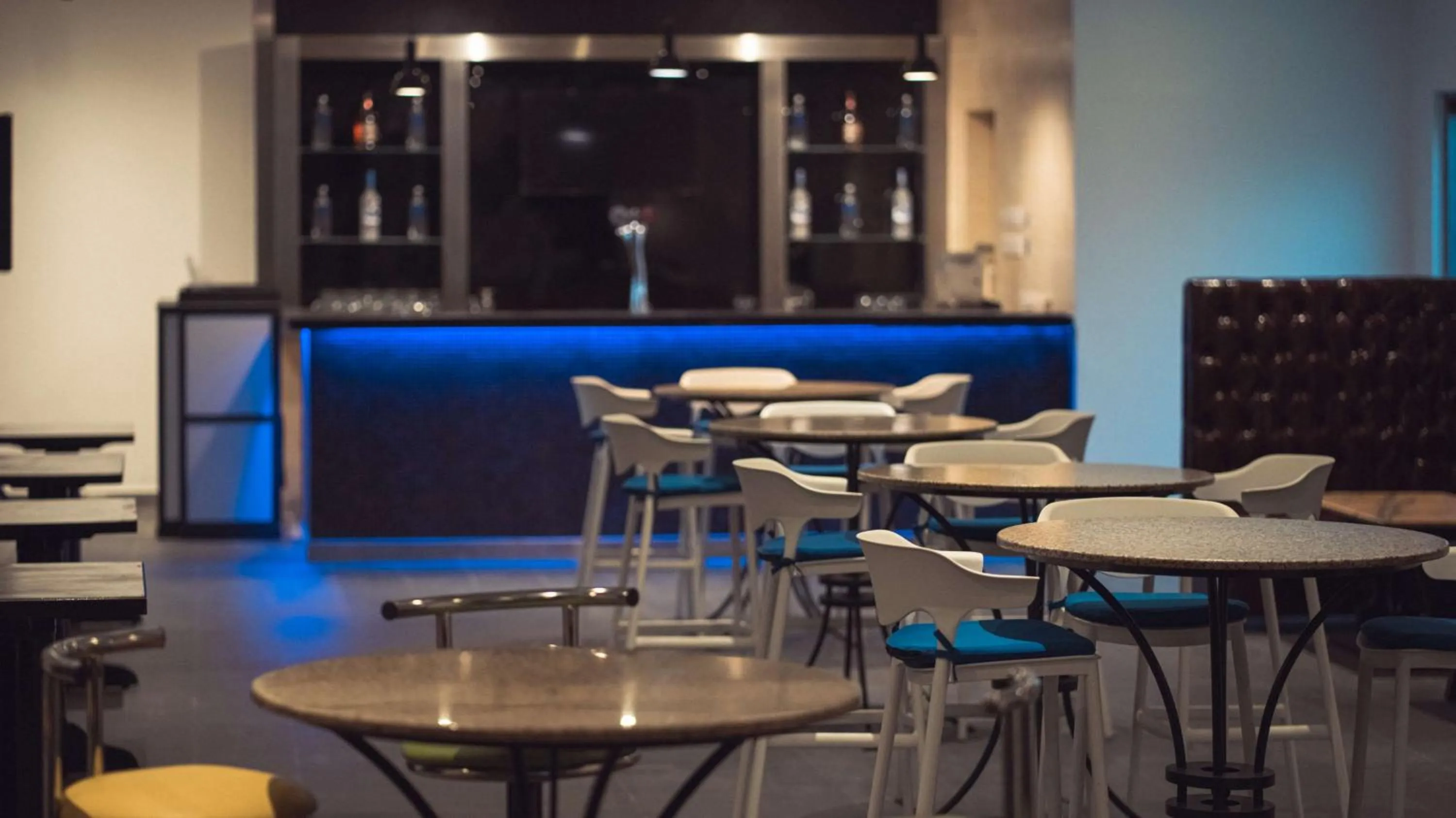 Lounge or bar in Radisson Blu Hotel & Resort, Al Ain