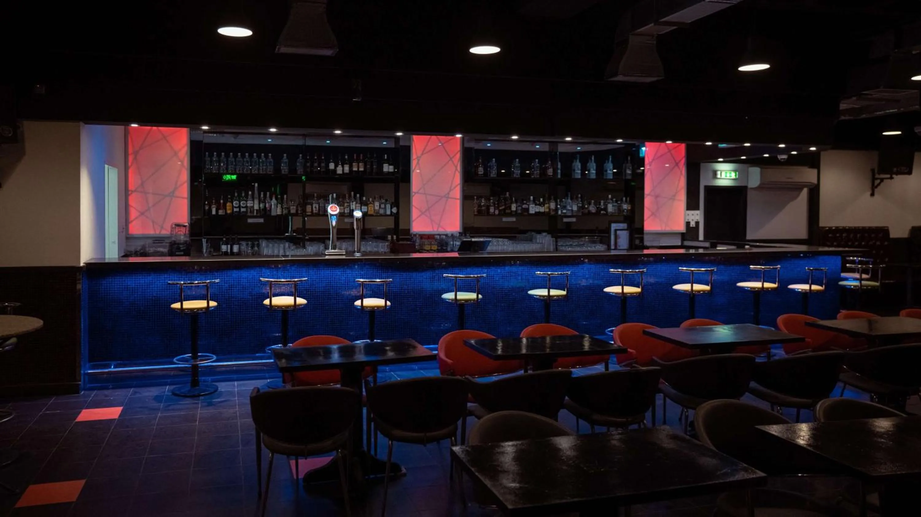 Lounge or bar in Radisson Blu Hotel & Resort, Al Ain