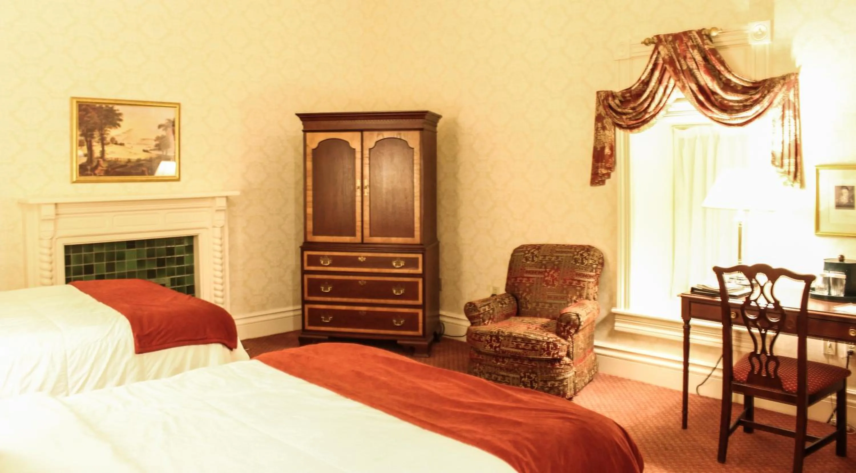 Bedroom, Bed in General Morgan Inn