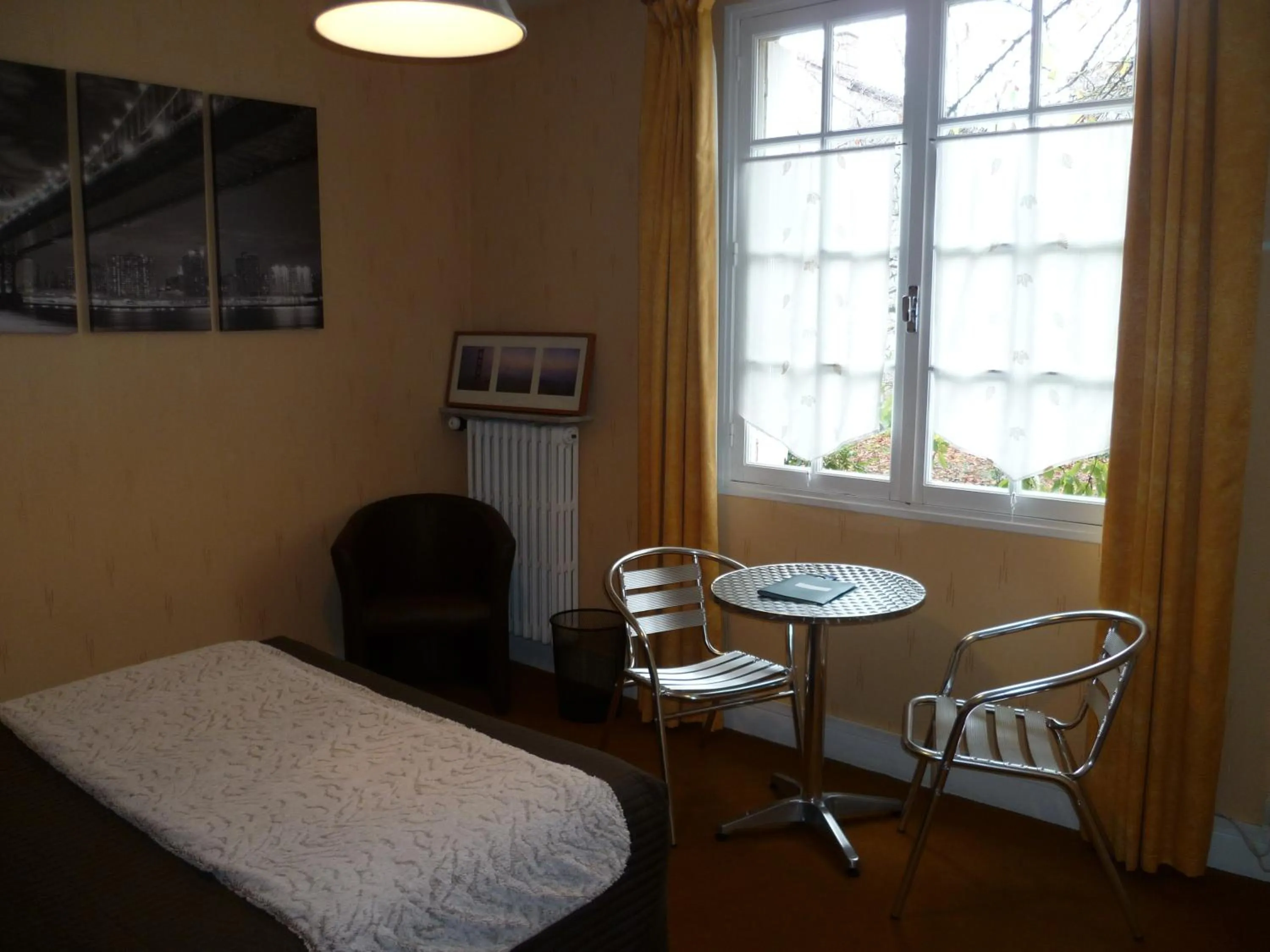 Bedroom, Bed in Hôtel La Résidence