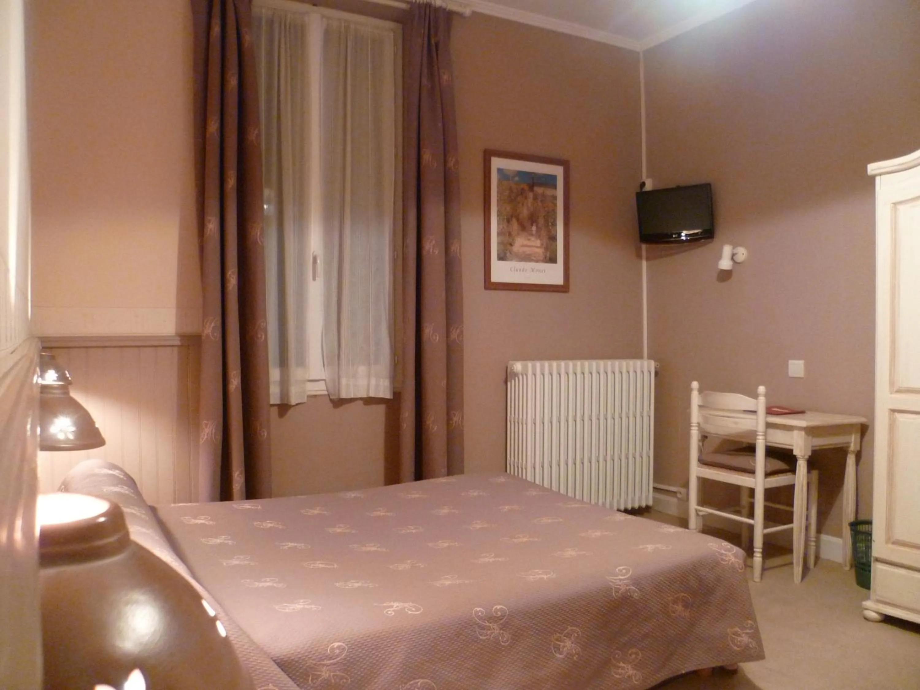 Bedroom, Bed in Hôtel La Résidence