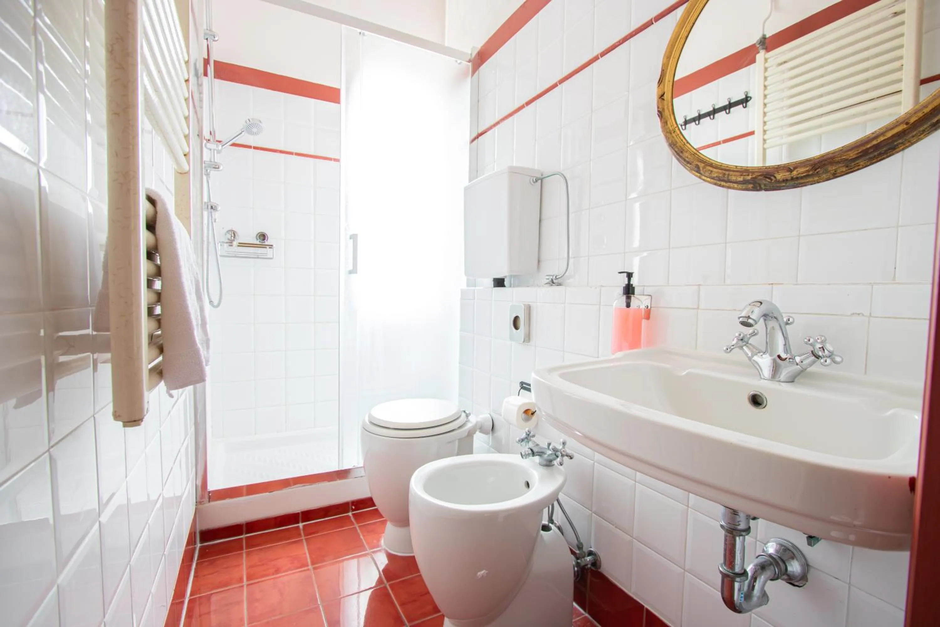 Shower in Hotel Merlini