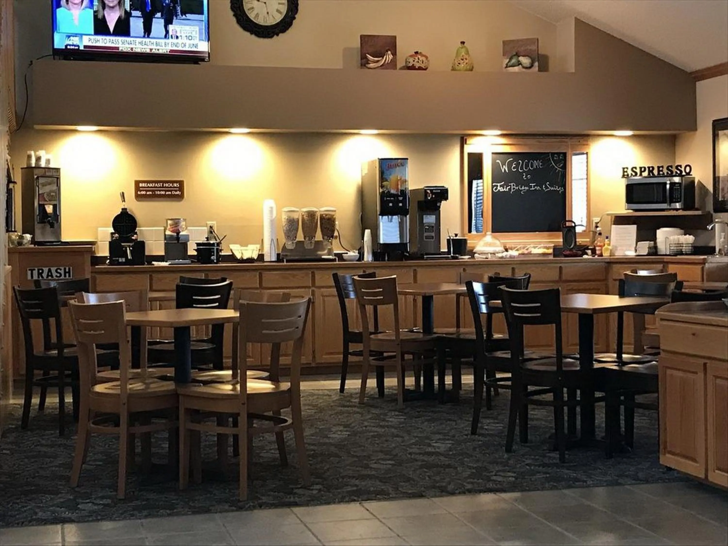 Continental breakfast in FairBridge Inn & Suites Thorp