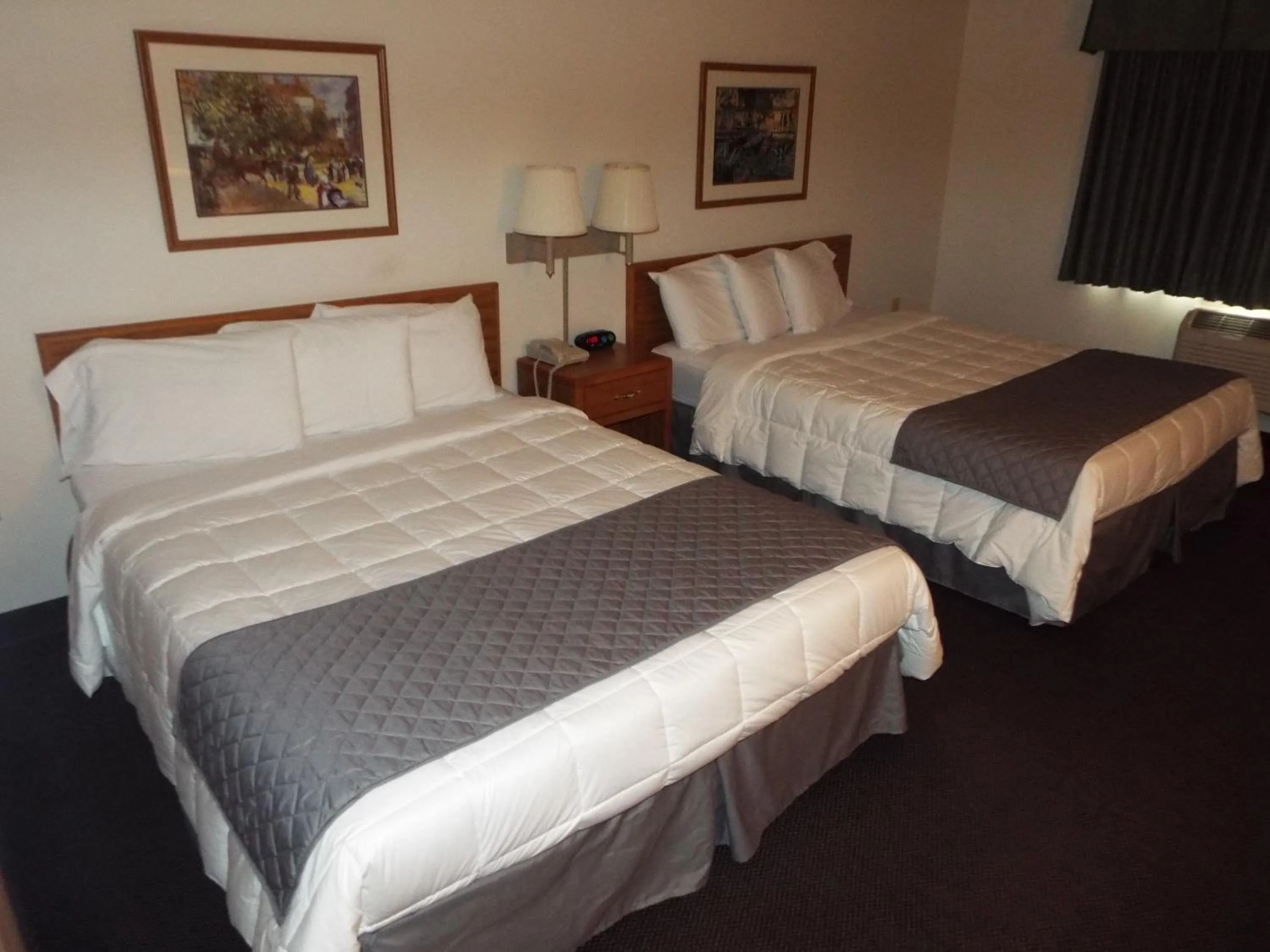 Bed in FairBridge Inn & Suites Thorp