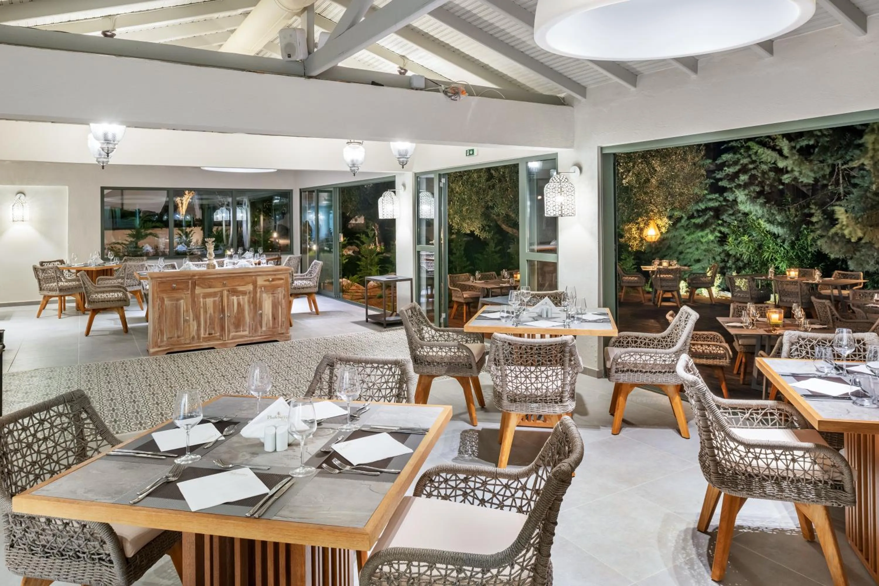 Restaurant/places to eat in Philoxenia Hotel