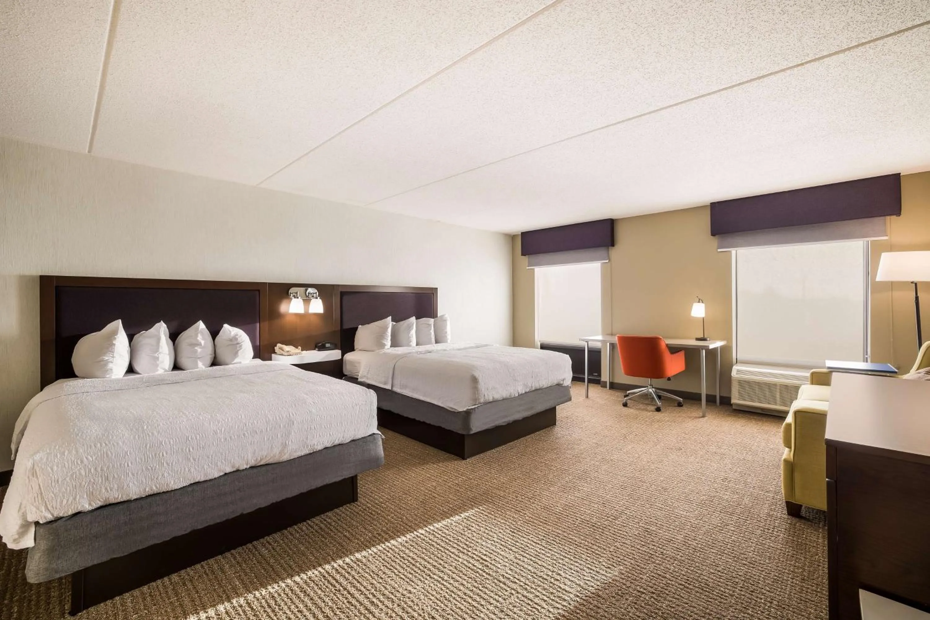 Living room, Bed in Hampton Inn McHenry