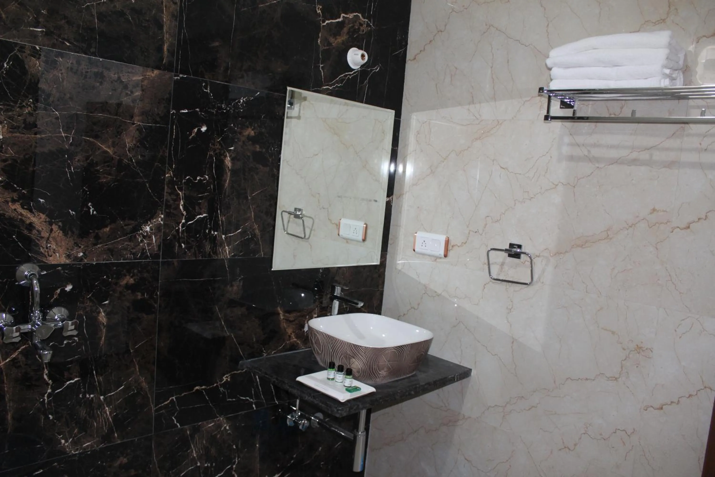Bathroom in Chitrakoot Garden and Resorts