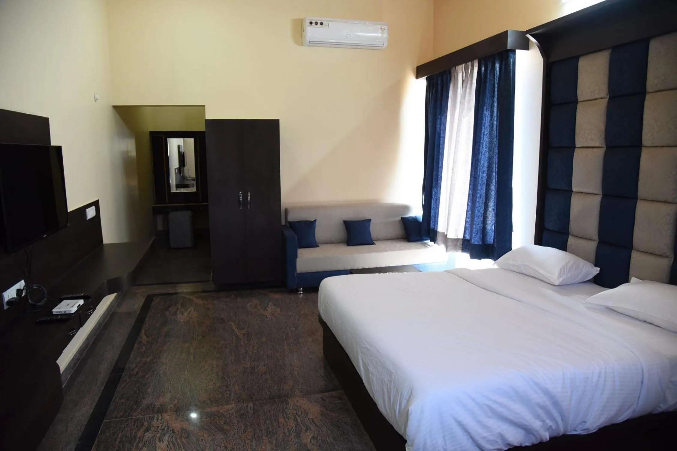 Photo of the whole room in Chitrakoot Garden and Resorts