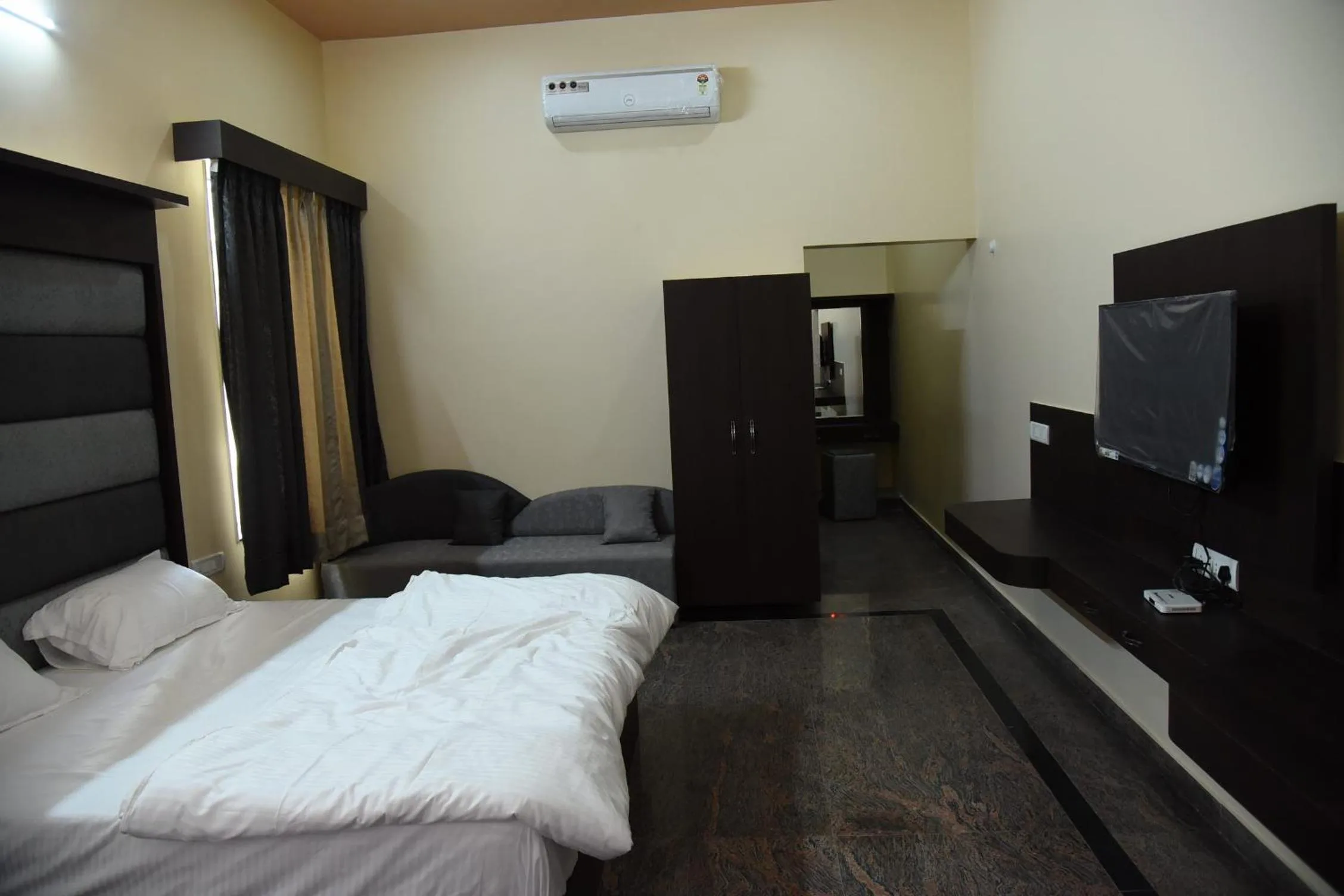 Communal lounge/ TV room in Chitrakoot Garden and Resorts