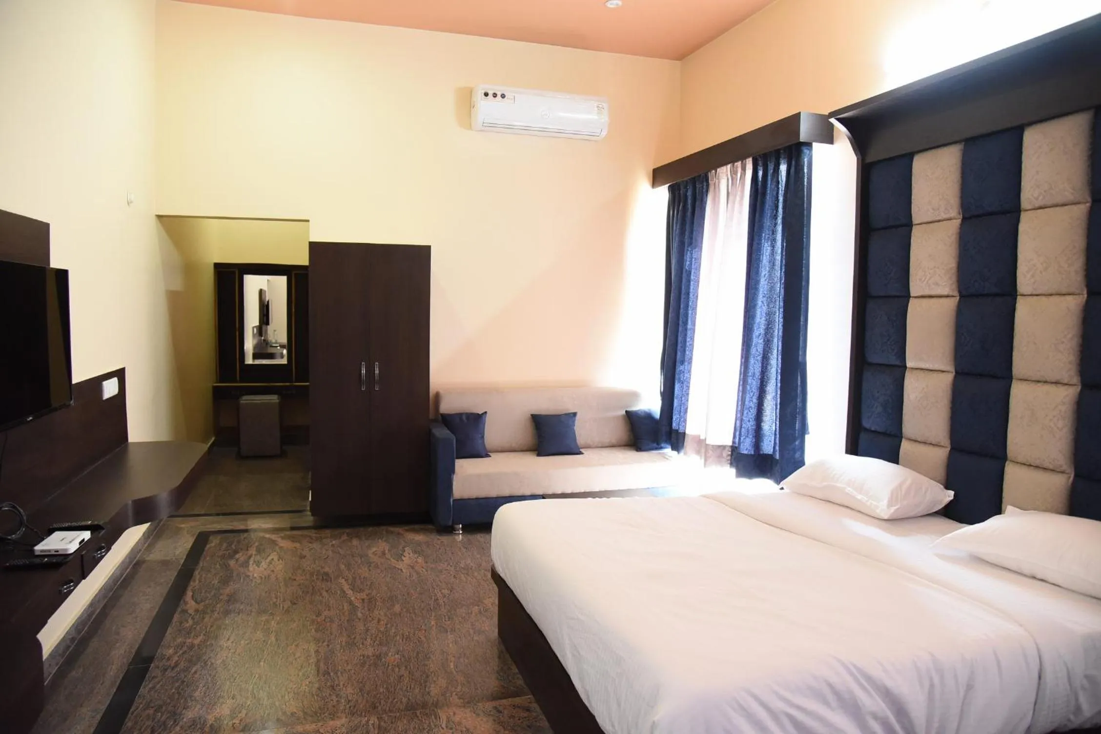 Bed in Chitrakoot Garden and Resorts