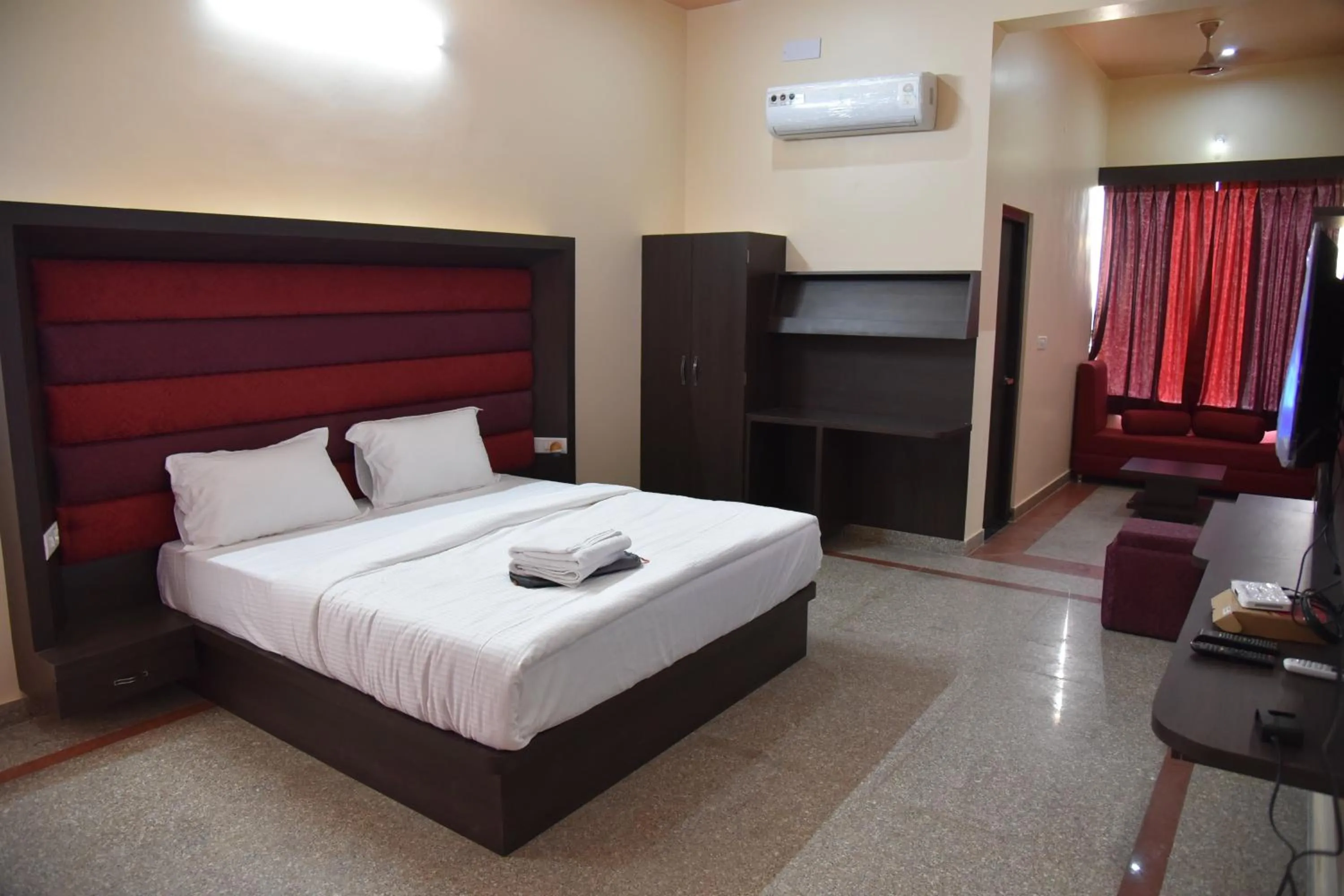 Bed in Chitrakoot Garden and Resorts